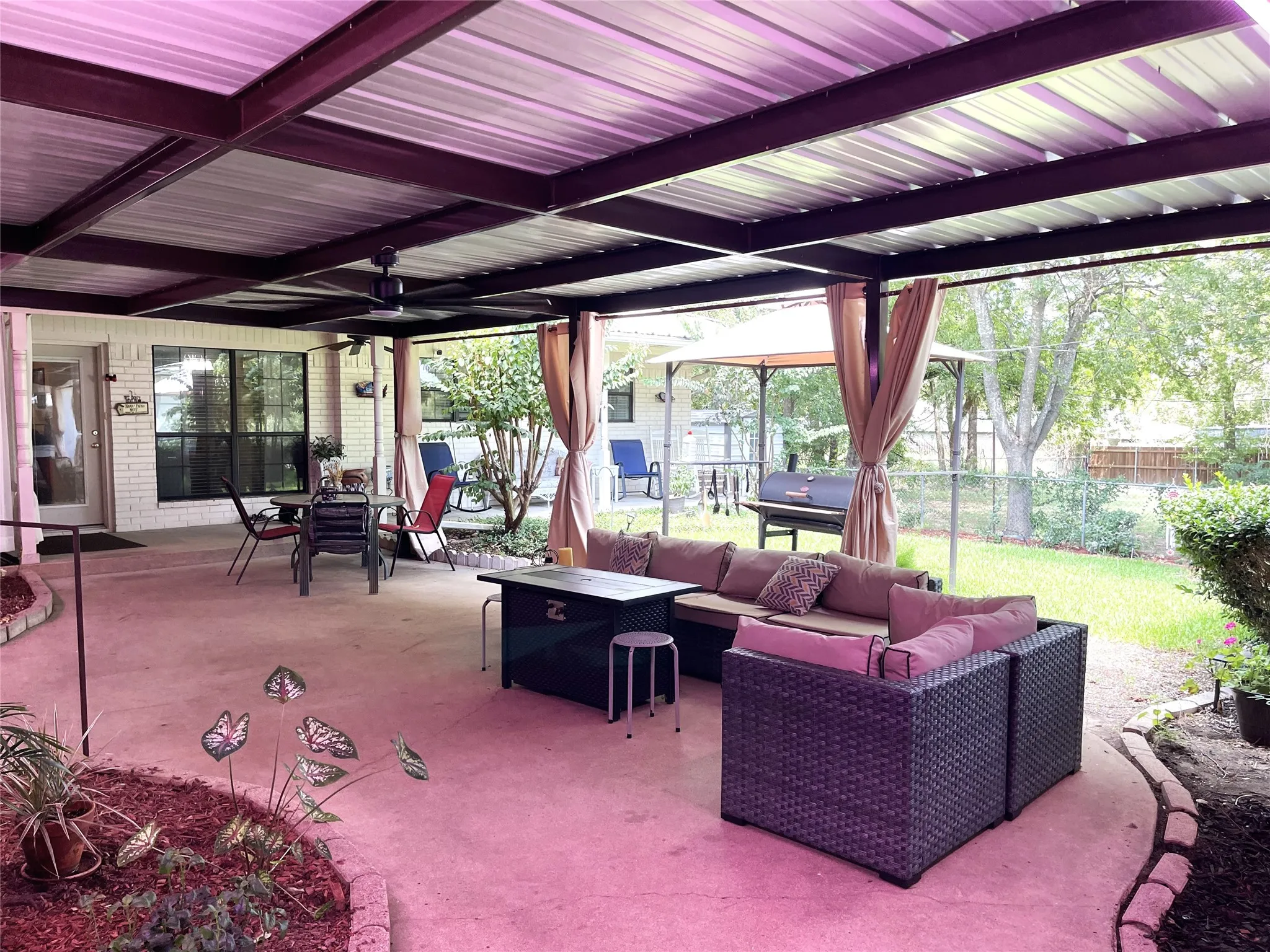 Single Family Residence For Sale in Freestone County , 403 N Hall Street, Fairfield, Texas 75840, 5 Bedrooms, 3 Bathrooms, 2 Garage spaces, 3,602 Sqft, built in 1975, Price $370,000, mls#21309375, Real Estate Agent in Fairfield, Homes For Sale in Freestone county, Homes For Sale in Fairfield, Realtor in Fairfield Texas, Real Estate Brokerage Independent Realty Texas, Luminita Cordes Realtor