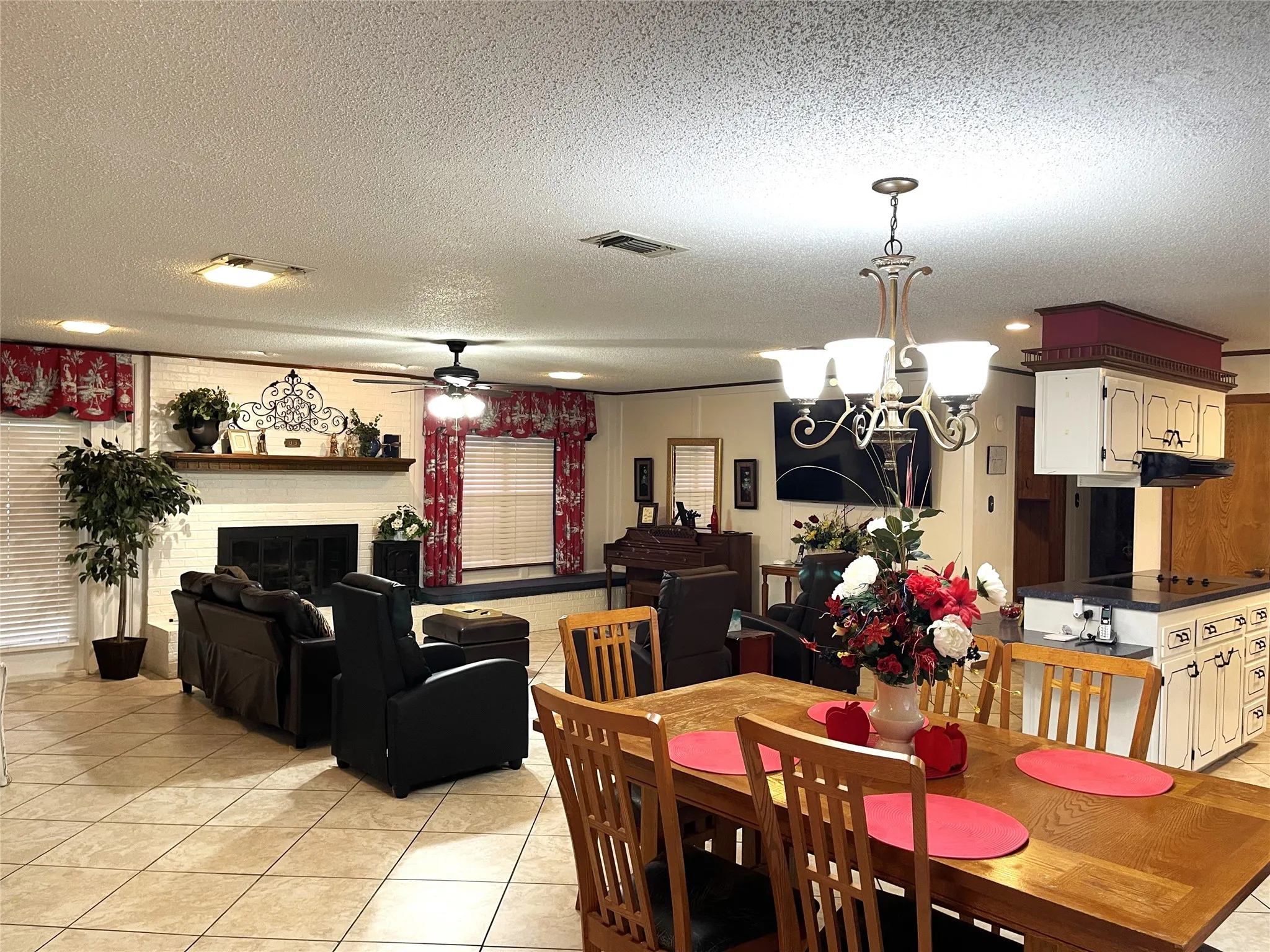 Single Family Residence For Sale in Freestone County , 403 N Hall Street, Fairfield, Texas 75840, 5 Bedrooms, 3 Bathrooms, 2 Garage spaces, 3,602 Sqft, built in 1975, Price $370,000, mls#21309375, Real Estate Agent in Fairfield, Homes For Sale in Freestone county, Homes For Sale in Fairfield, Realtor in Fairfield Texas, Real Estate Brokerage Independent Realty Texas, Luminita Cordes Realtor