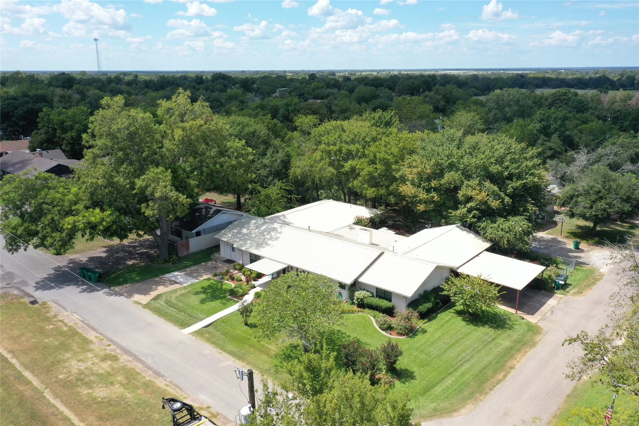 Single Family Residence For Sale in Freestone County , 403 N Hall Street, Fairfield, Texas 75840, 5 Bedrooms, 3 Bathrooms, 2 Garage spaces, 3,602 Sqft, built in 1975, Price $370,000, mls#21309375, Real Estate Agent in Fairfield, Homes For Sale in Freestone county, Homes For Sale in Fairfield, Realtor in Fairfield Texas, Real Estate Brokerage Independent Realty Texas, Luminita Cordes Realtor