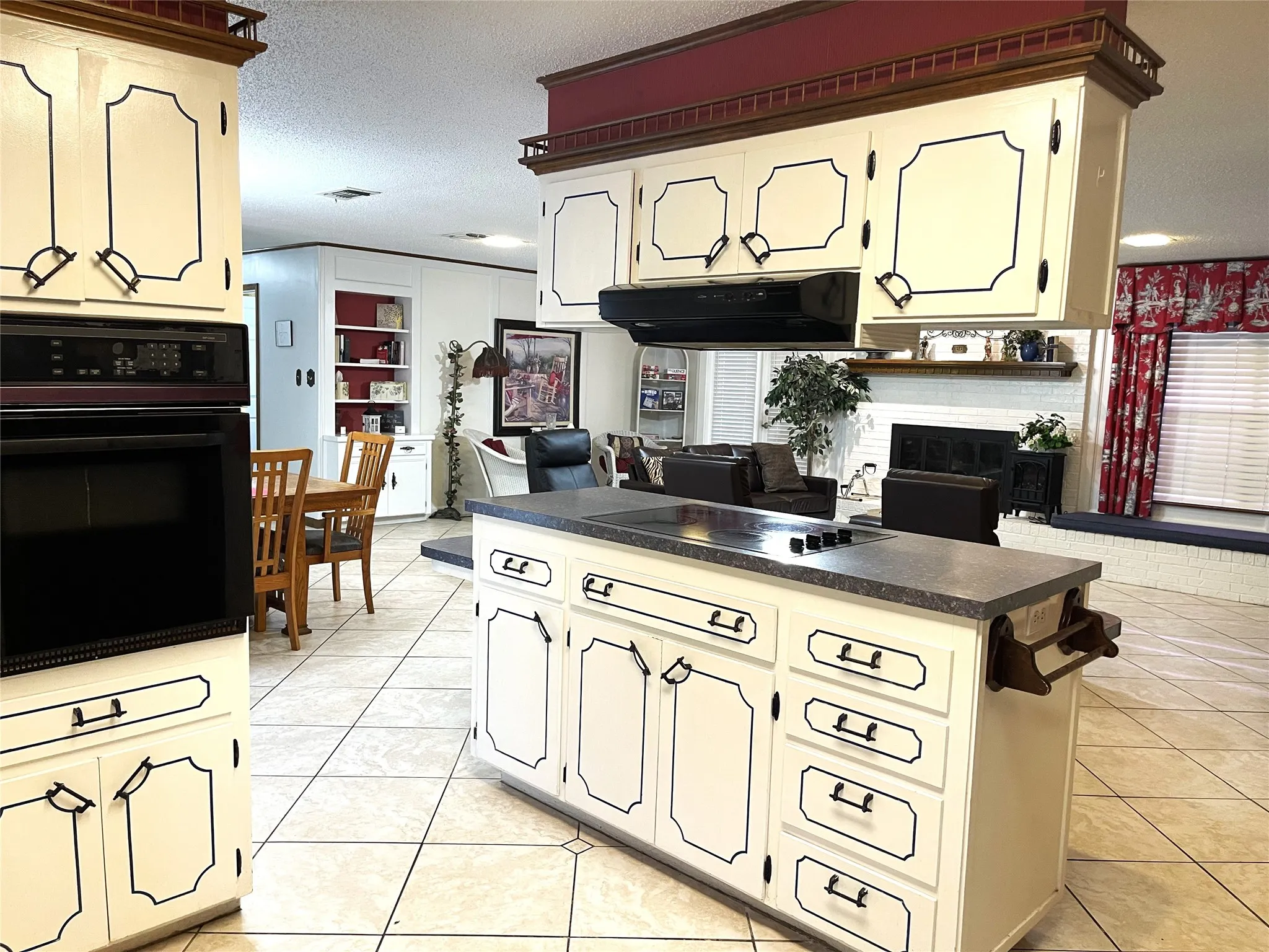 Single Family Residence For Sale in Freestone County , 403 N Hall Street, Fairfield, Texas 75840, 5 Bedrooms, 3 Bathrooms, 2 Garage spaces, 3,602 Sqft, built in 1975, Price $370,000, mls#21309375, Real Estate Agent in Fairfield, Homes For Sale in Freestone county, Homes For Sale in Fairfield, Realtor in Fairfield Texas, Real Estate Brokerage Independent Realty Texas, Luminita Cordes Realtor