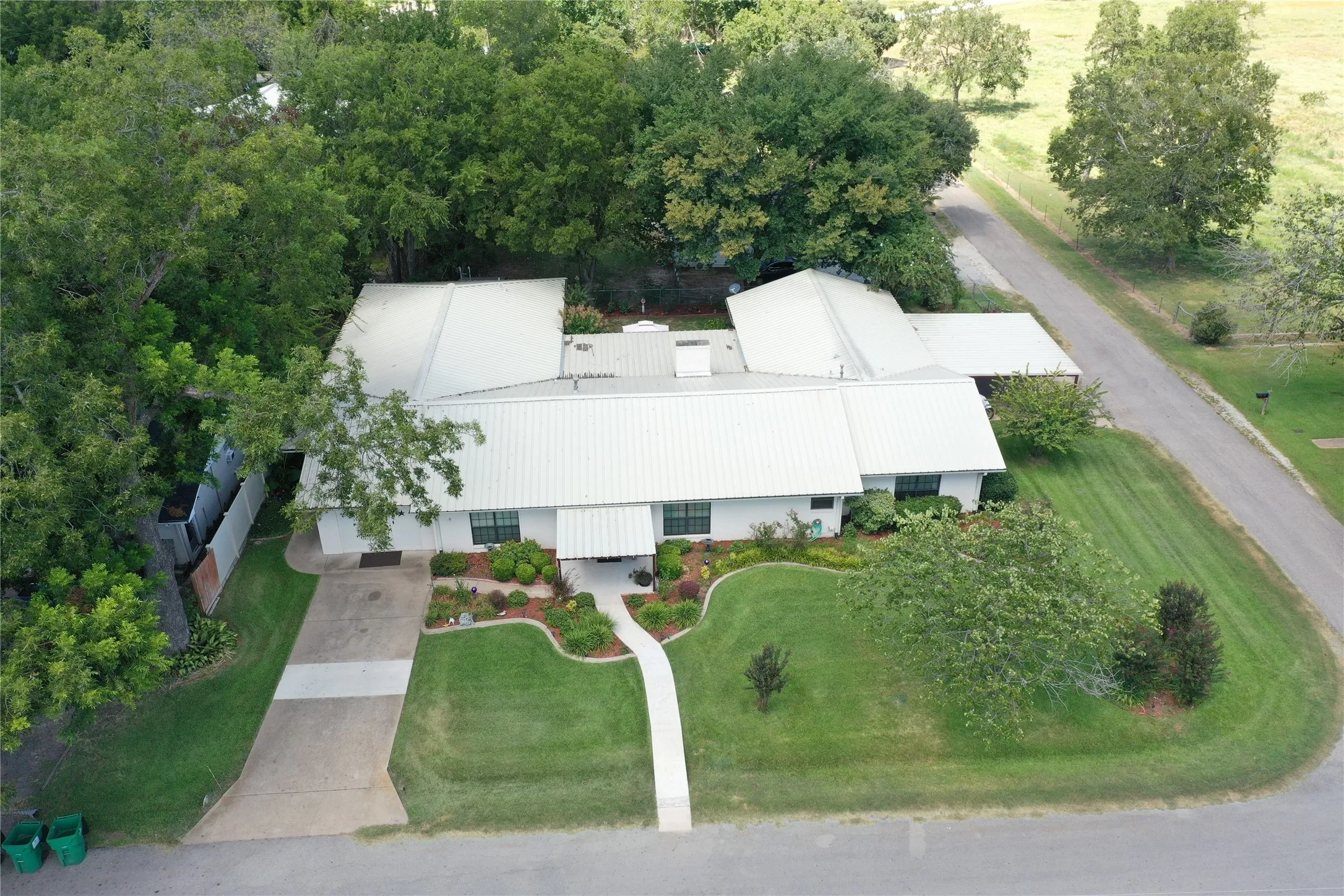 Single Family Residence For Sale in Freestone County , 403 N Hall Street, Fairfield, Texas 75840, 5 Bedrooms, 3 Bathrooms, 2 Garage spaces, 3,602 Sqft, built in 1975, Price $370,000, mls#21309375, Real Estate Agent in Fairfield, Homes For Sale in Freestone county, Homes For Sale in Fairfield, Realtor in Fairfield Texas, Real Estate Brokerage Independent Realty Texas, Luminita Cordes Realtor