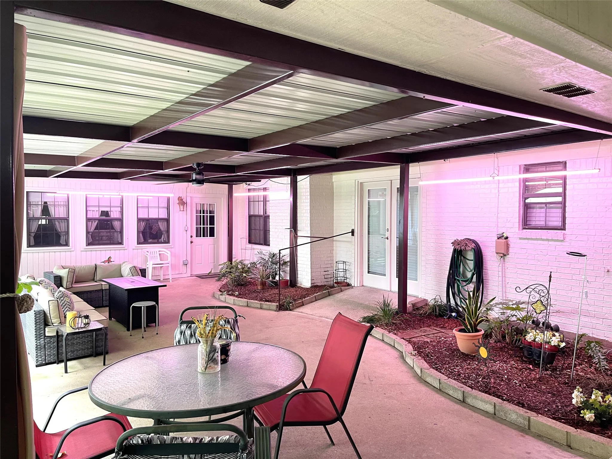 Single Family Residence For Sale in Freestone County , 403 N Hall Street, Fairfield, Texas 75840, 5 Bedrooms, 3 Bathrooms, 2 Garage spaces, 3,602 Sqft, built in 1975, Price $370,000, mls#21309375, Real Estate Agent in Fairfield, Homes For Sale in Freestone county, Homes For Sale in Fairfield, Realtor in Fairfield Texas, Real Estate Brokerage Independent Realty Texas, Luminita Cordes Realtor