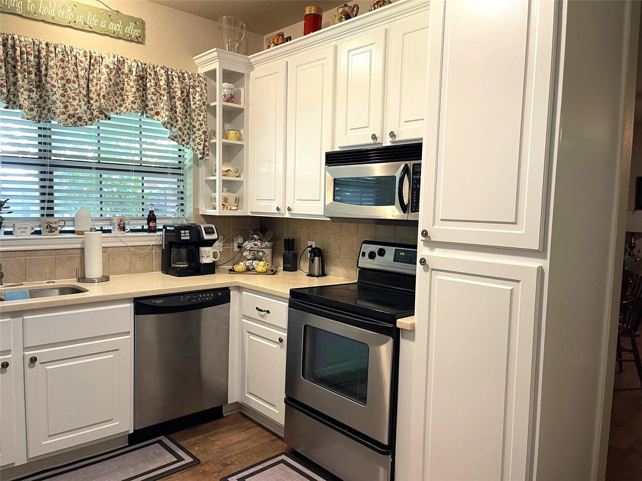 Single Family Residence For Sale in Freestone County , 403 N Hall Street, Fairfield, Texas 75840, 5 Bedrooms, 3 Bathrooms, 2 Garage spaces, 3,602 Sqft, built in 1975, Price $370,000, mls#21309375, Real Estate Agent in Fairfield, Homes For Sale in Freestone county, Homes For Sale in Fairfield, Realtor in Fairfield Texas, Real Estate Brokerage Independent Realty Texas, Luminita Cordes Realtor