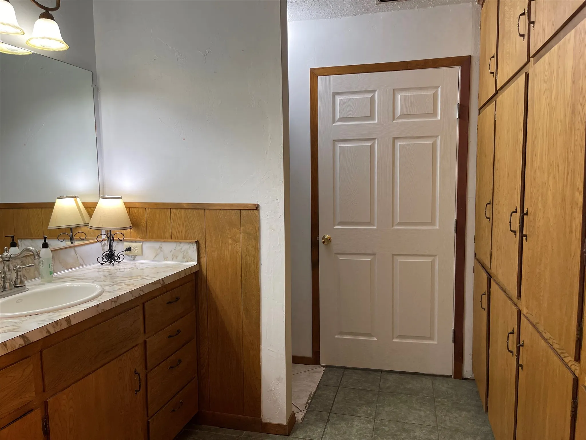 Single Family Residence For Sale in Freestone County , 403 N Hall Street, Fairfield, Texas 75840, 5 Bedrooms, 3 Bathrooms, 2 Garage spaces, 3,602 Sqft, built in 1975, Price $370,000, mls#21309375, Real Estate Agent in Fairfield, Homes For Sale in Freestone county, Homes For Sale in Fairfield, Realtor in Fairfield Texas, Real Estate Brokerage Independent Realty Texas, Luminita Cordes Realtor