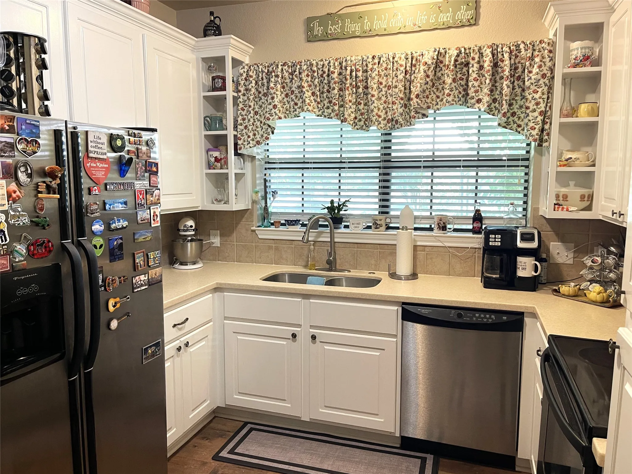 Single Family Residence For Sale in Freestone County , 403 N Hall Street, Fairfield, Texas 75840, 5 Bedrooms, 3 Bathrooms, 2 Garage spaces, 3,602 Sqft, built in 1975, Price $370,000, mls#21309375, Real Estate Agent in Fairfield, Homes For Sale in Freestone county, Homes For Sale in Fairfield, Realtor in Fairfield Texas, Real Estate Brokerage Independent Realty Texas, Luminita Cordes Realtor