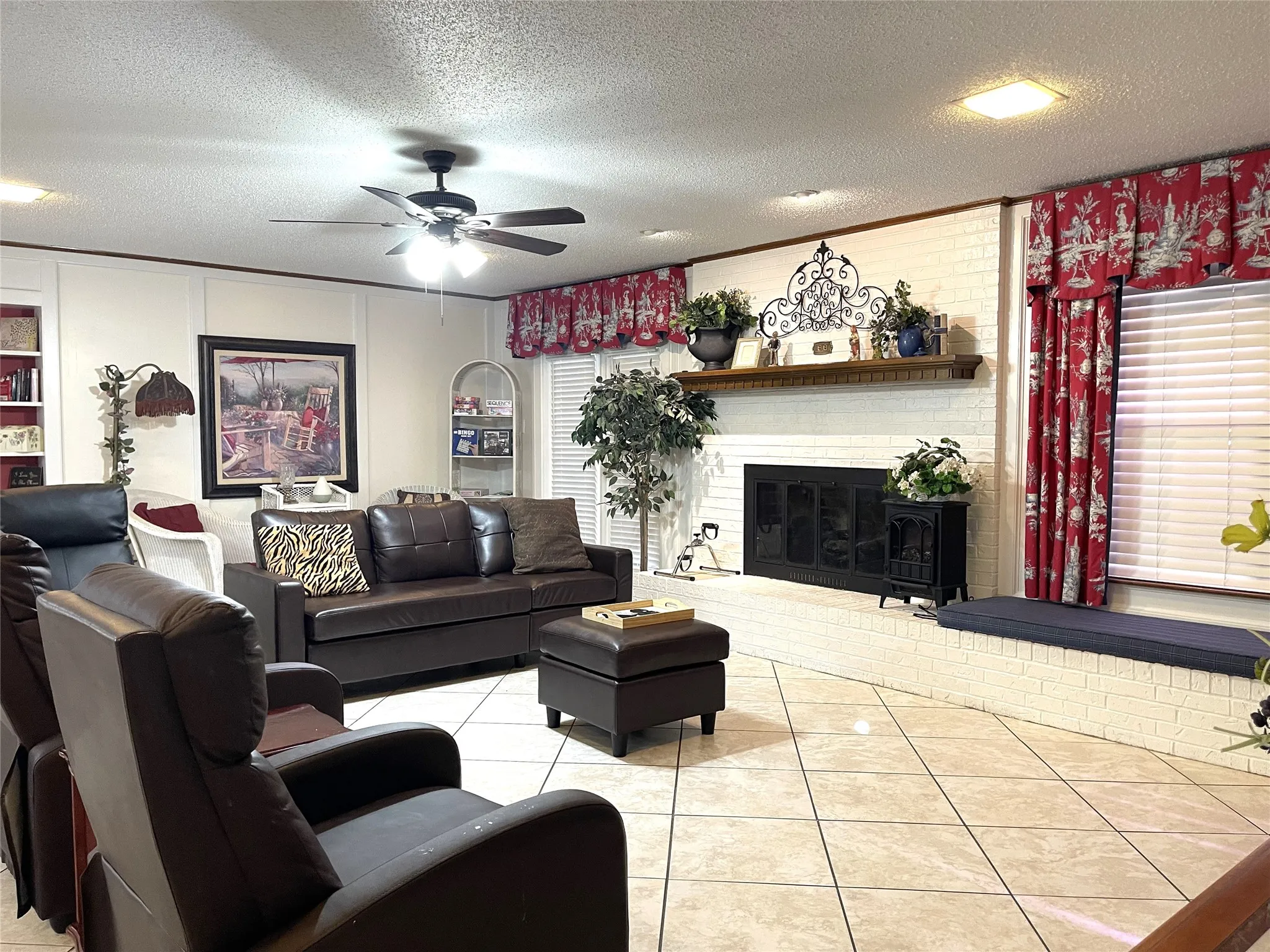 Single Family Residence For Sale in Freestone County , 403 N Hall Street, Fairfield, Texas 75840, 5 Bedrooms, 3 Bathrooms, 2 Garage spaces, 3,602 Sqft, built in 1975, Price $370,000, mls#21309375, Real Estate Agent in Fairfield, Homes For Sale in Freestone county, Homes For Sale in Fairfield, Realtor in Fairfield Texas, Real Estate Brokerage Independent Realty Texas, Luminita Cordes Realtor