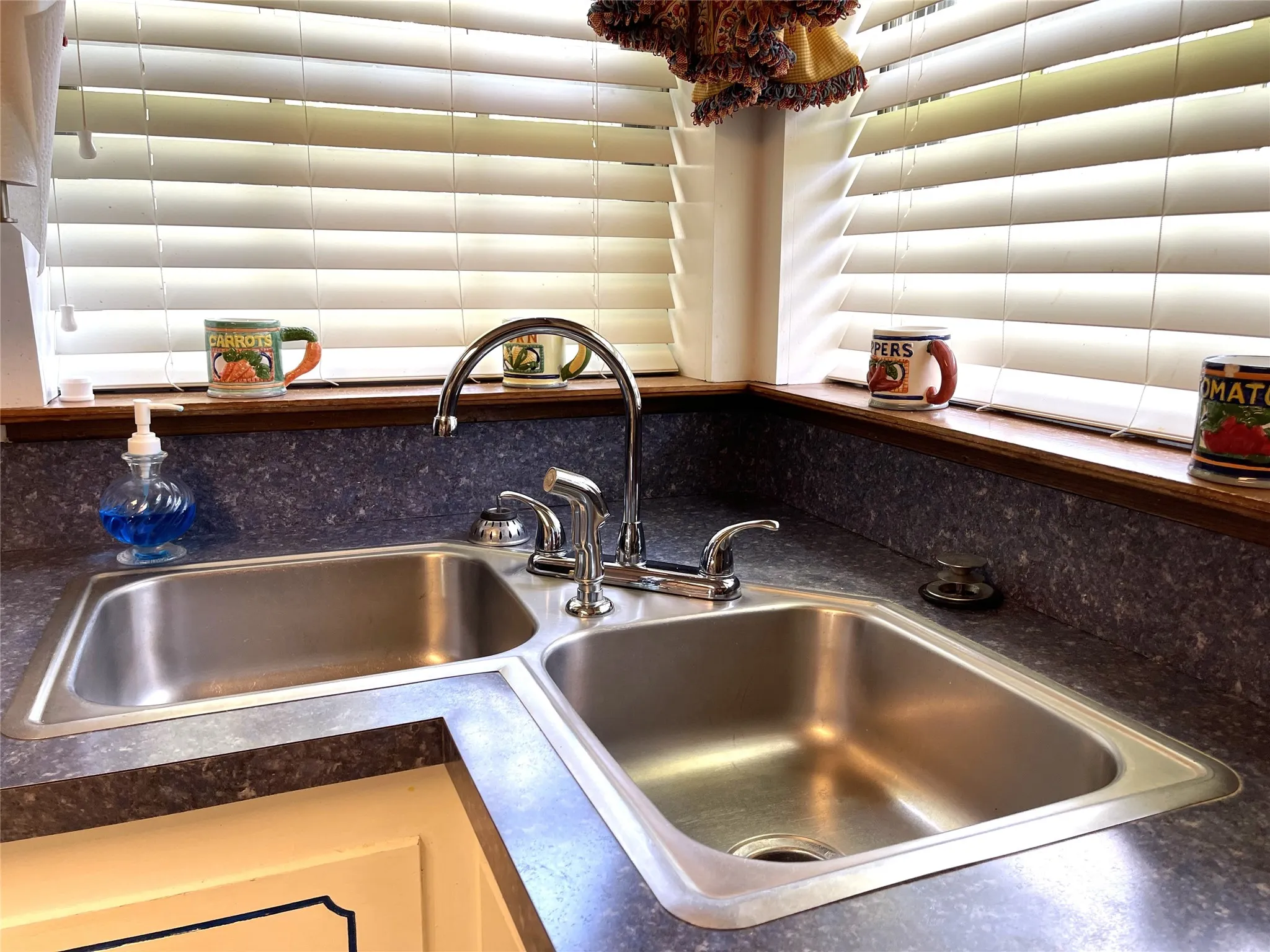 Single Family Residence For Sale in Freestone County , 403 N Hall Street, Fairfield, Texas 75840, 5 Bedrooms, 3 Bathrooms, 2 Garage spaces, 3,602 Sqft, built in 1975, Price $370,000, mls#21309375, Real Estate Agent in Fairfield, Homes For Sale in Freestone county, Homes For Sale in Fairfield, Realtor in Fairfield Texas, Real Estate Brokerage Independent Realty Texas, Luminita Cordes Realtor