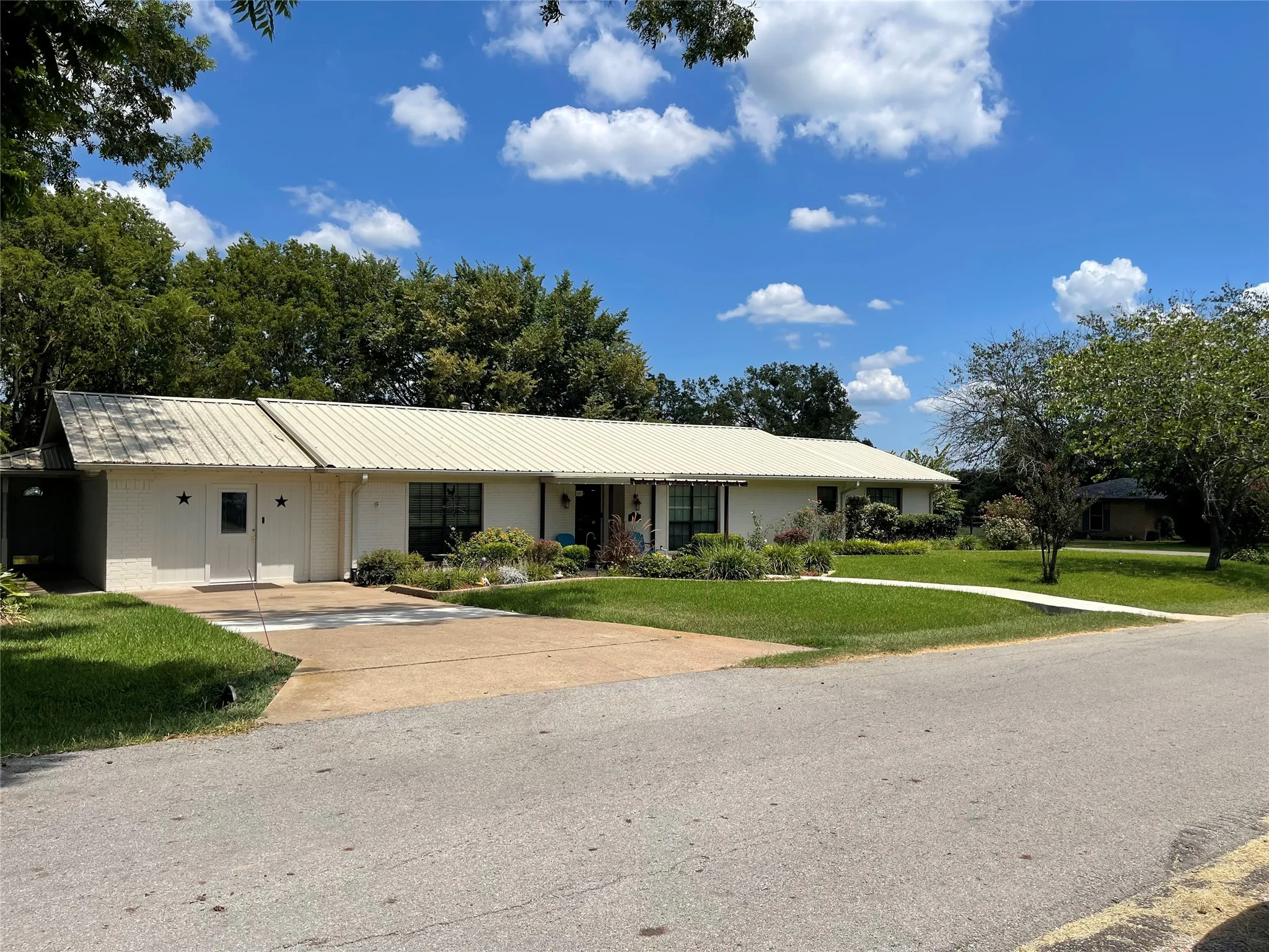 Single Family Residence For Sale in Freestone County , 403 N Hall Street, Fairfield, Texas 75840, 5 Bedrooms, 3 Bathrooms, 2 Garage spaces, 3,602 Sqft, built in 1975, Price $370,000, mls#21309375, Real Estate Agent in Fairfield, Homes For Sale in Freestone county, Homes For Sale in Fairfield, Realtor in Fairfield Texas, Real Estate Brokerage Independent Realty Texas, Luminita Cordes Realtor