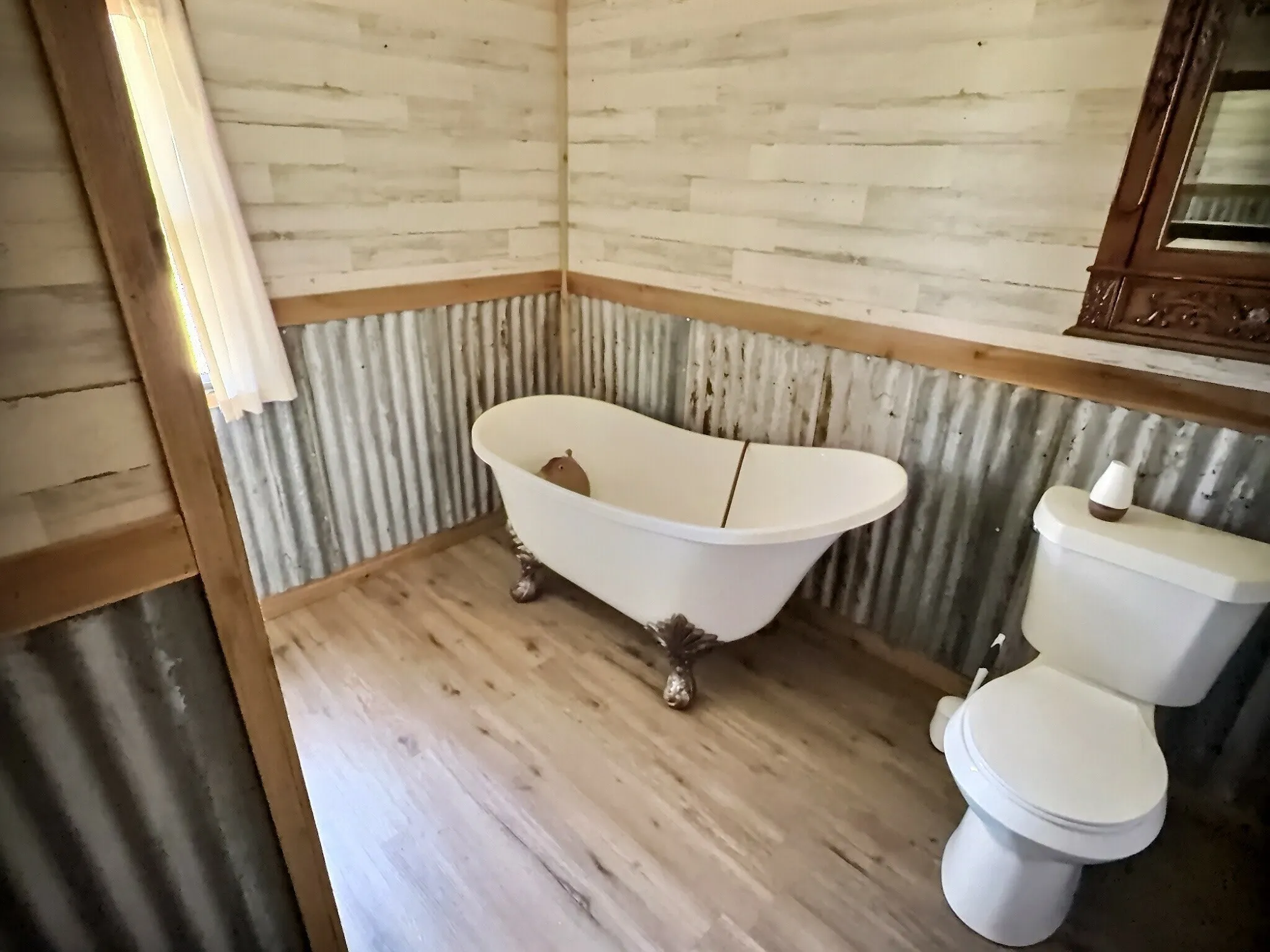 Freestanding clawfoot bathtub with decorative feet