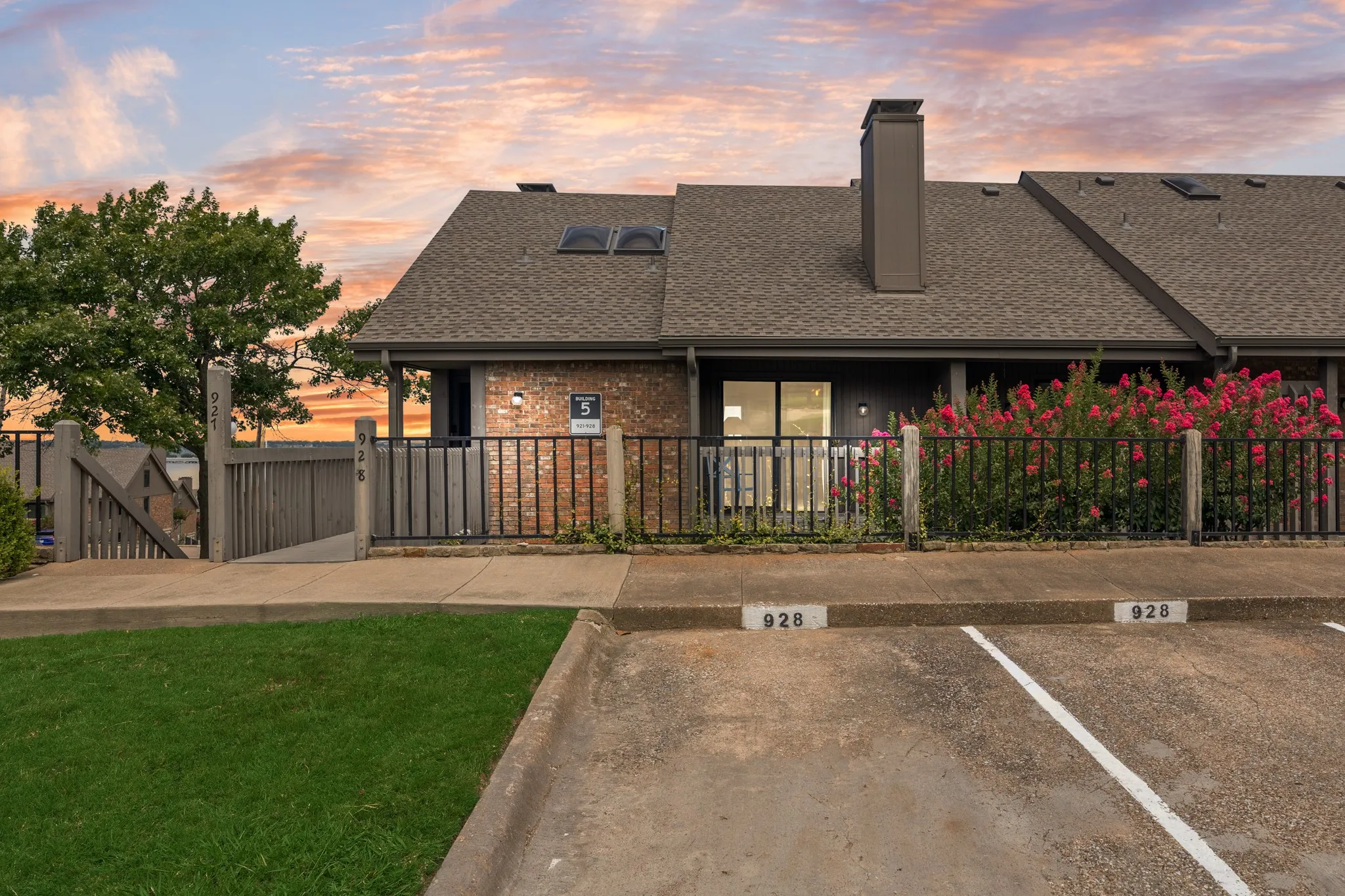 Condominium For Sale in Rockwall County , 928 Signal Ridge Place, Rockwall, Texas 75032, 2 Bedroom, 2 Bathroom, Garage spaces, 1,176 Sqft, built in 1983, Price $239,900, mls#21315613, Real Estate Agent in Rockwall, Homes For Sale in Rockwall county, Homes For Sale in Rockwall, Realtor in Rockwall Texas, Real Estate Brokerage Independent Realty Texas, Luminita Cordes Realtor