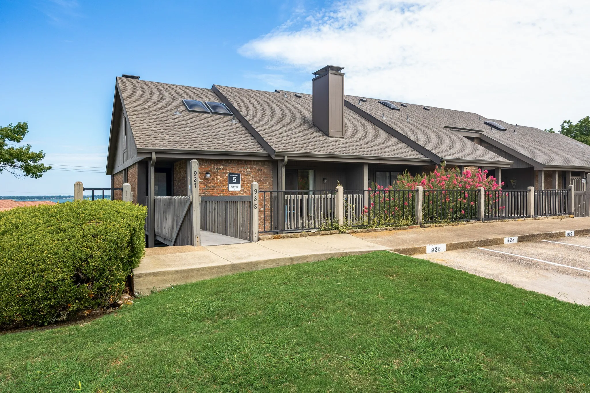 Condominium For Sale in Rockwall County , 928 Signal Ridge Place, Rockwall, Texas 75032, 2 Bedroom, 2 Bathroom, Garage spaces, 1,176 Sqft, built in 1983, Price $239,900, mls#21315613, Real Estate Agent in Rockwall, Homes For Sale in Rockwall county, Homes For Sale in Rockwall, Realtor in Rockwall Texas, Real Estate Brokerage Independent Realty Texas, Luminita Cordes Realtor