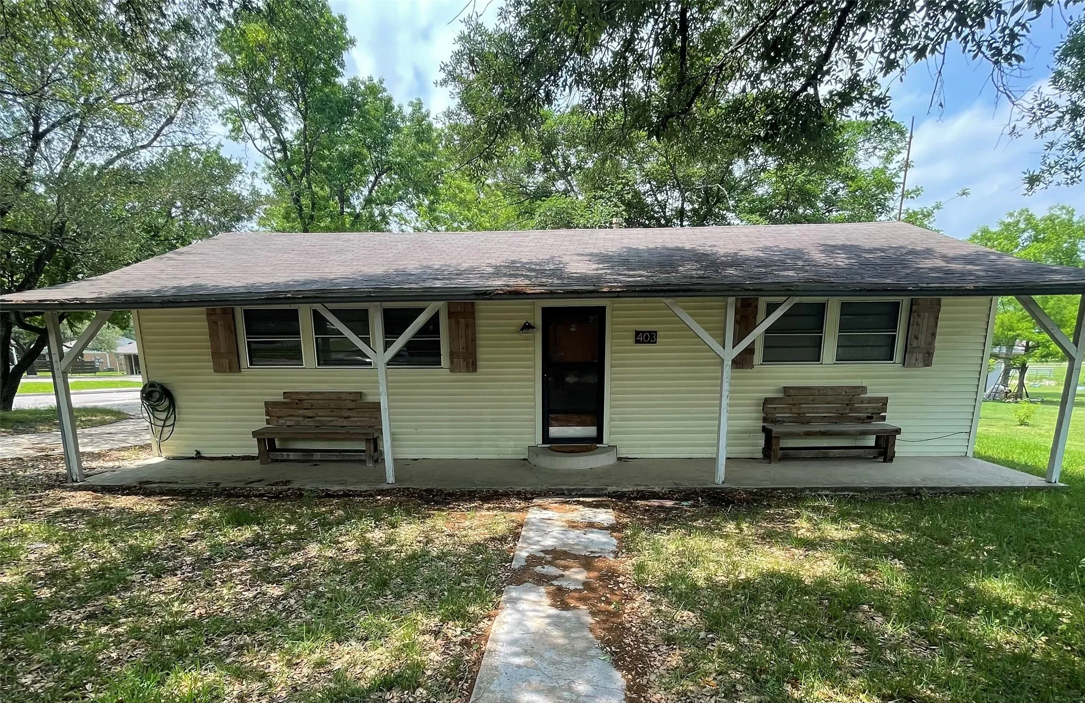 Single Family Residence For Sale in Rockwall County , 403 Live Oak Street, Royse City, Texas 75189, 2 Bedrooms, 1 Bathroom, 1 Garage spaces, 1,152 Sqft, built in 1982, Price $195,000, mls#21314917, Real Estate Agent in Royse City, Homes For Sale in Rockwall county, Homes For Sale in Royse City, Realtor in Royse City Texas, Real Estate Brokerage Independent Realty Texas, Luminita Cordes Realtor