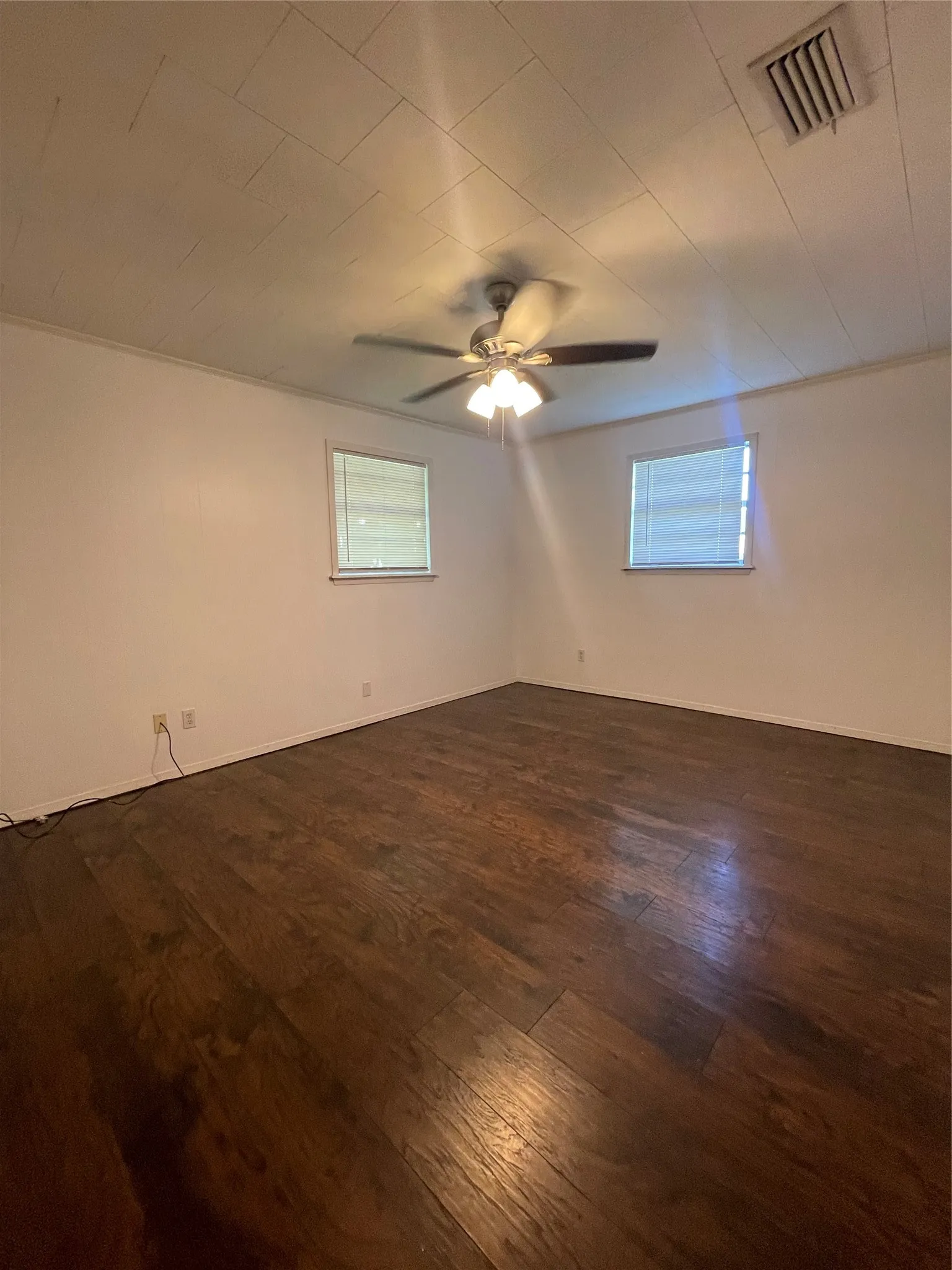 Single Family Residence For Sale in Rockwall County , 403 Live Oak Street, Royse City, Texas 75189, 2 Bedrooms, 1 Bathroom, 1 Garage spaces, 1,152 Sqft, built in 1982, Price $195,000, mls#21314917, Real Estate Agent in Royse City, Homes For Sale in Rockwall county, Homes For Sale in Royse City, Realtor in Royse City Texas, Real Estate Brokerage Independent Realty Texas, Luminita Cordes Realtor