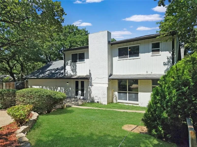 Single Family Residence For Sale in Denton County , 1914 Emerson Lane, Denton, Texas 76209, 4 Bedroom, 3 Bathroom, Garage spaces, 2,759 Sqft, built in 1965, mls#21317484, Real Estate Agent in Denton, Homes For Sale in Denton county, Homes For Sale in Denton, Realtor in Denton Texas, Real Estate Brokerage Independent Realty Texas, Luminita Cordes Realtor