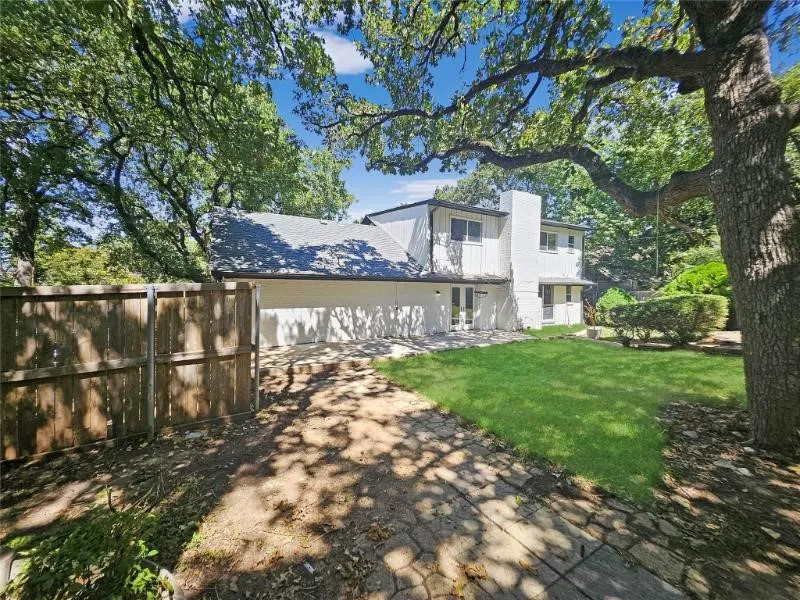 Single Family Residence For Sale in Denton County , 1914 Emerson Lane, Denton, Texas 76209, 4 Bedroom, 3 Bathroom, Garage spaces, 2,759 Sqft, built in 1965, mls#21317484, Real Estate Agent in Denton, Homes For Sale in Denton county, Homes For Sale in Denton, Realtor in Denton Texas, Real Estate Brokerage Independent Realty Texas, Luminita Cordes Realtor