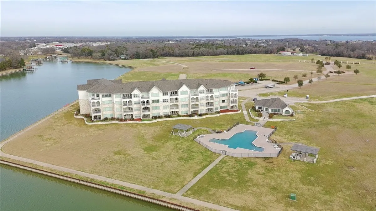 Condominium For Sale in Navarro County , 9900 Northshore Boulevard 3108, Corsicana, Texas 75109, 3 Bedrooms, 3 Bathrooms, Garage spaces, 1,617 Sqft, built in 2012, Price $330,000, mls#21316836, Real Estate Agent in Corsicana, Homes For Sale in Navarro county, Homes For Sale in Corsicana, Realtor in Corsicana Texas, Real Estate Brokerage Independent Realty Texas, Luminita Cordes Realtor
