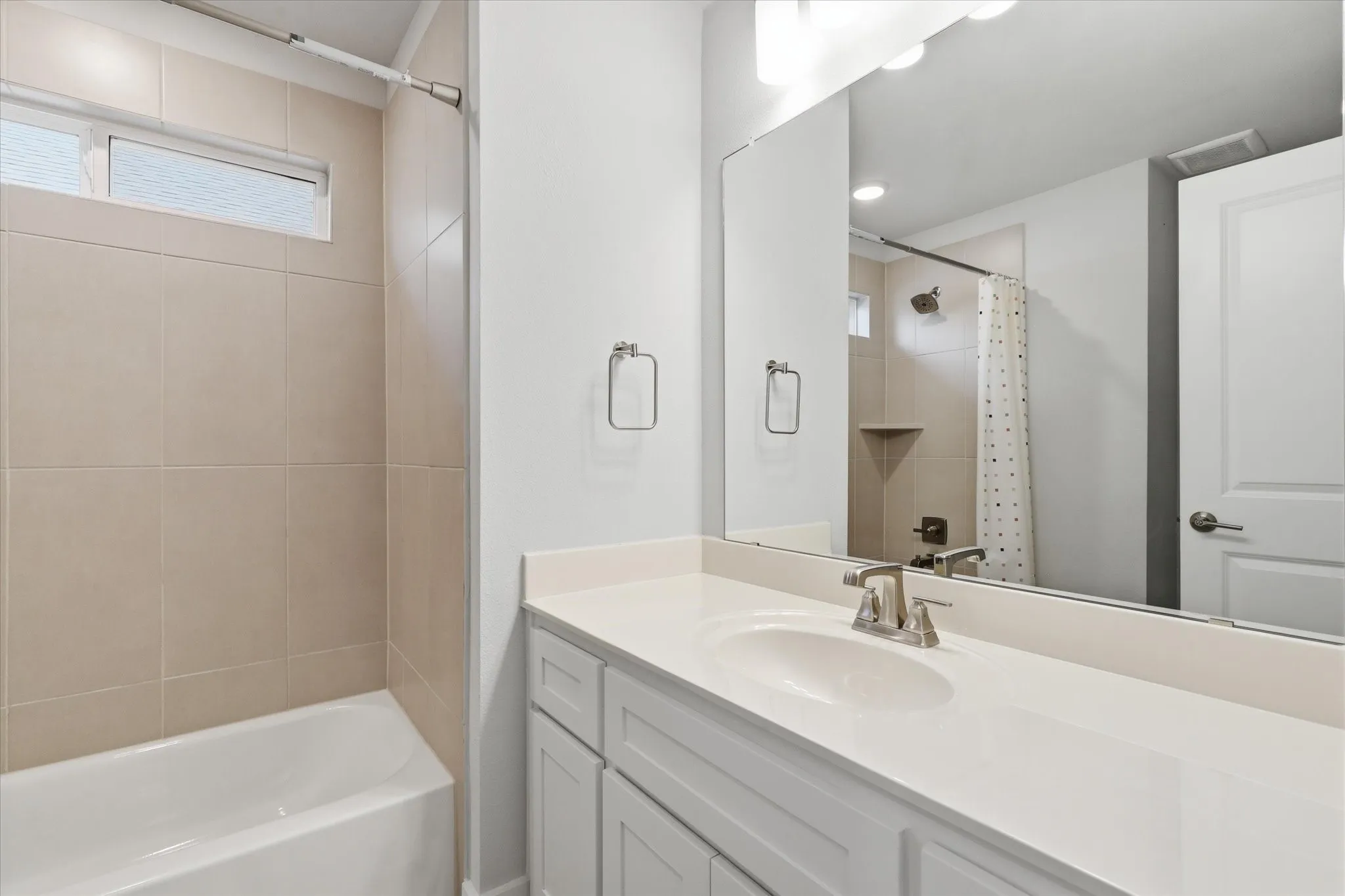 Single Family Residence For Sale in Denton County , 1824 Valencia Drive, Little Elm, Texas 75068, 6 Bedroom, 4 Bathroom, 2 Garage spaces, 3,505 Sqft, built in 2024, mls#21316016, Real Estate Agent in Little Elm, Homes For Sale in Denton county, Homes For Sale in Little Elm, Realtor in Little Elm Texas, Real Estate Brokerage Independent Realty Texas, Luminita Cordes Realtor