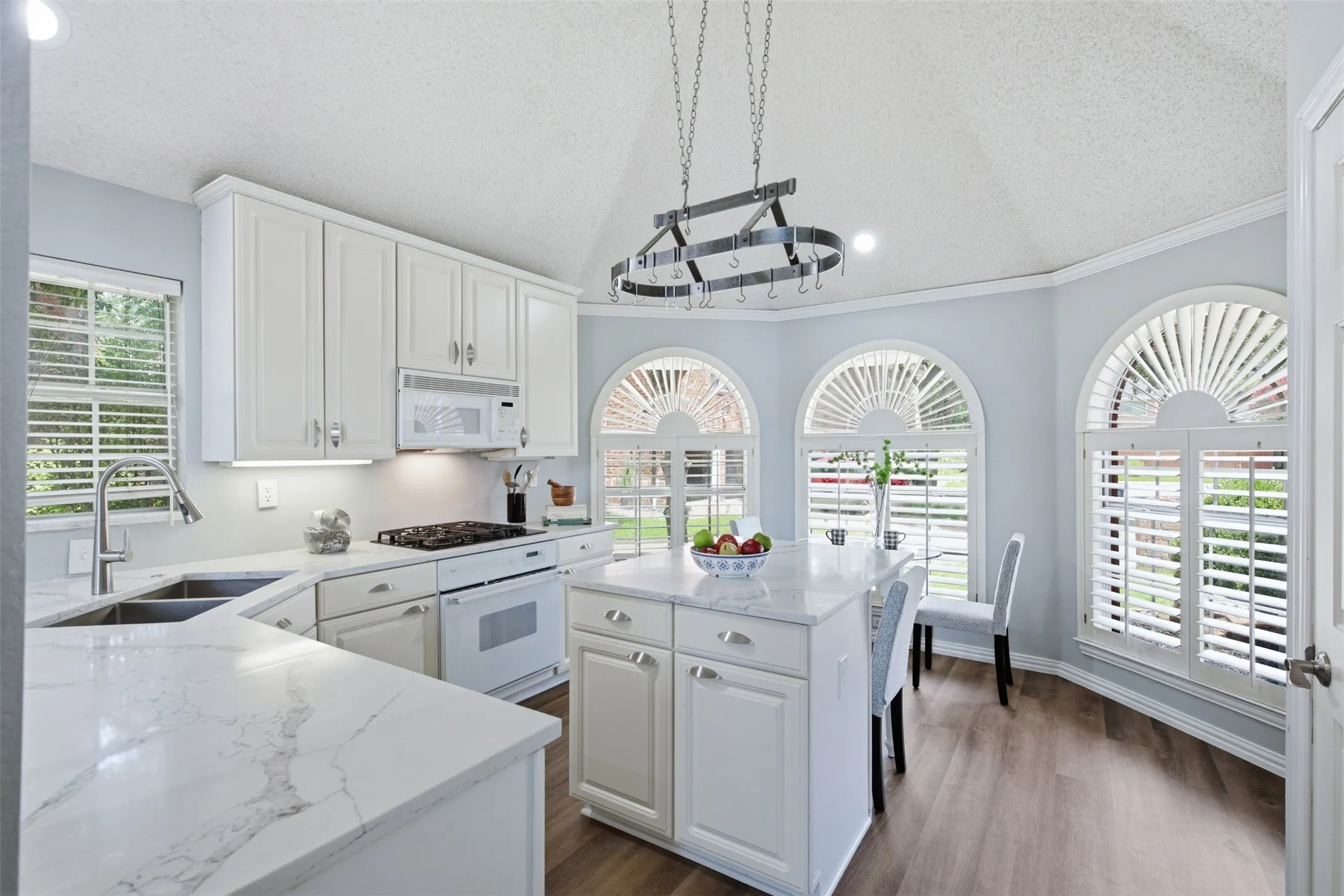 Single Family Residence For Sale in Dallas County , 14584 Blueberry Court, Addison, Texas 75001, 3 Bedroom, 3 Bathroom, 2 Garage spaces, 1,751 Sqft, built in 1994, mls#21317740, Real Estate Agent in Addison, Homes For Sale in Dallas county, Homes For Sale in Addison, Realtor in Addison Texas, Real Estate Brokerage Independent Realty Texas, Luminita Cordes Realtor