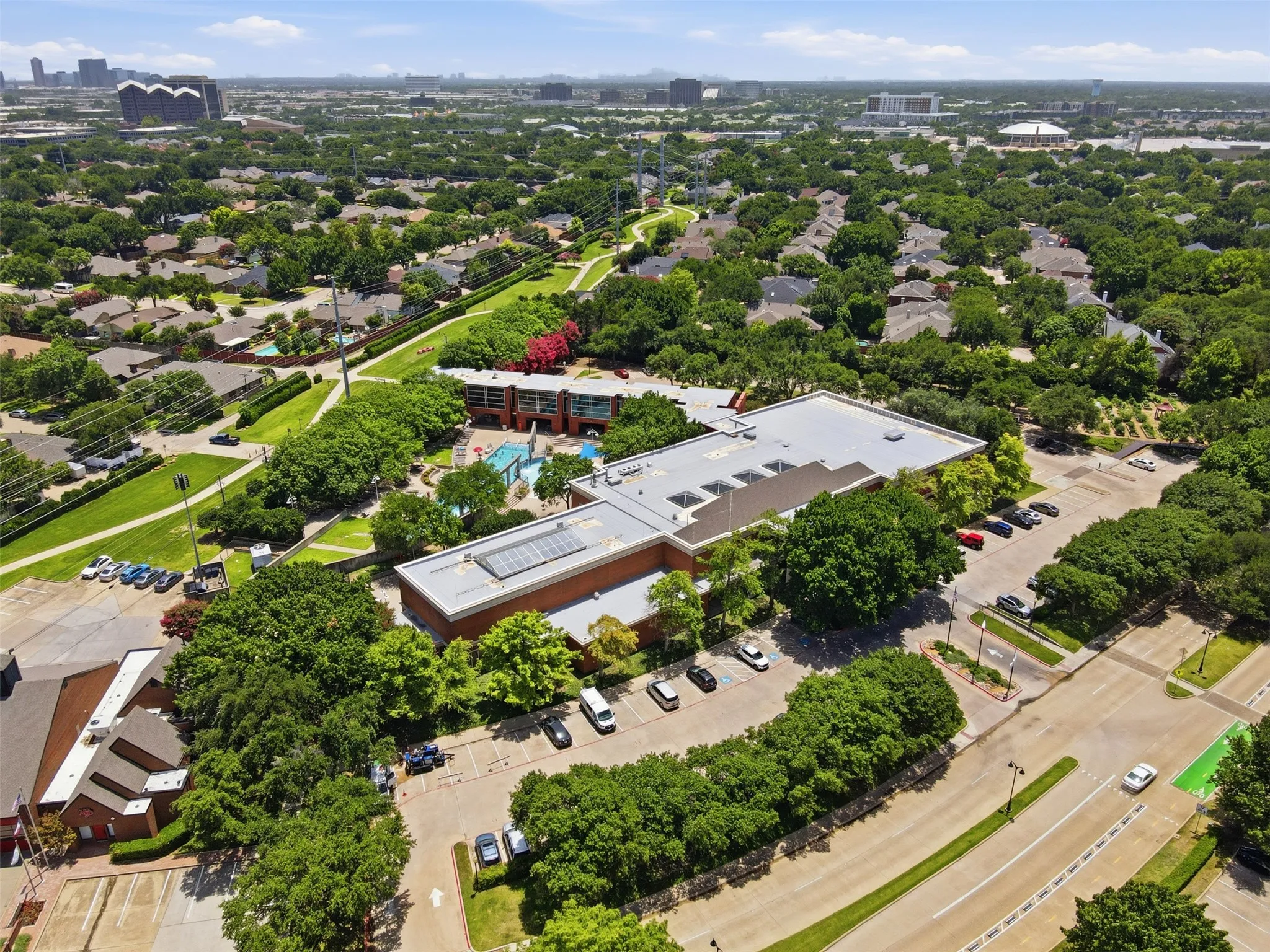 Single Family Residence For Sale in Dallas County , 14584 Blueberry Court, Addison, Texas 75001, 3 Bedroom, 3 Bathroom, 2 Garage spaces, 1,751 Sqft, built in 1994, mls#21317740, Real Estate Agent in Addison, Homes For Sale in Dallas county, Homes For Sale in Addison, Realtor in Addison Texas, Real Estate Brokerage Independent Realty Texas, Luminita Cordes Realtor