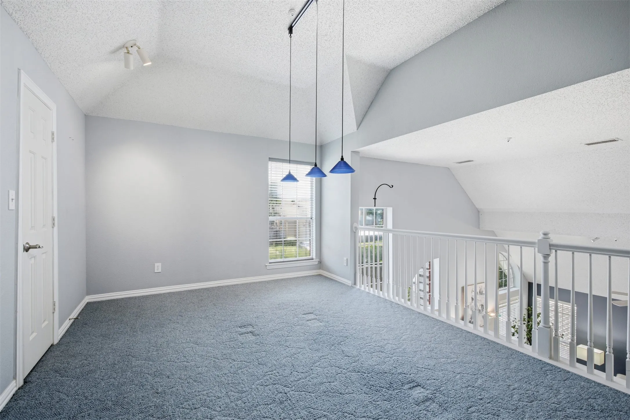 Single Family Residence For Sale in Dallas County , 14584 Blueberry Court, Addison, Texas 75001, 3 Bedroom, 3 Bathroom, 2 Garage spaces, 1,751 Sqft, built in 1994, mls#21317740, Real Estate Agent in Addison, Homes For Sale in Dallas county, Homes For Sale in Addison, Realtor in Addison Texas, Real Estate Brokerage Independent Realty Texas, Luminita Cordes Realtor