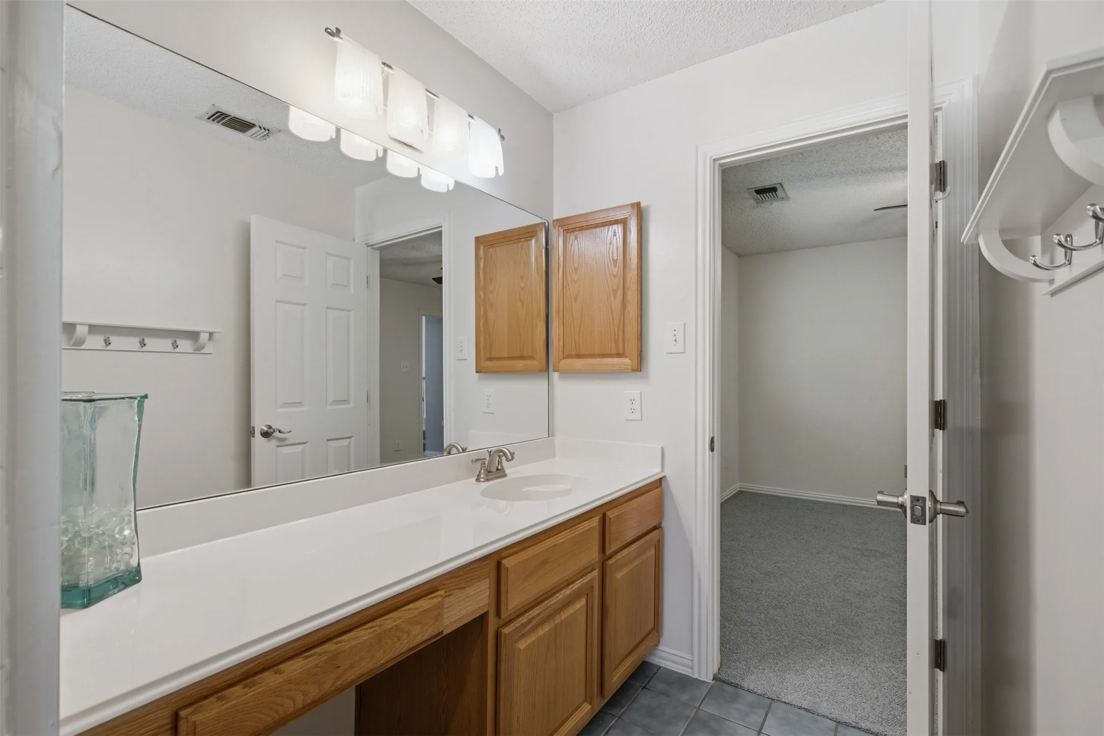 Single Family Residence For Sale in Dallas County , 14584 Blueberry Court, Addison, Texas 75001, 3 Bedroom, 3 Bathroom, 2 Garage spaces, 1,751 Sqft, built in 1994, mls#21317740, Real Estate Agent in Addison, Homes For Sale in Dallas county, Homes For Sale in Addison, Realtor in Addison Texas, Real Estate Brokerage Independent Realty Texas, Luminita Cordes Realtor