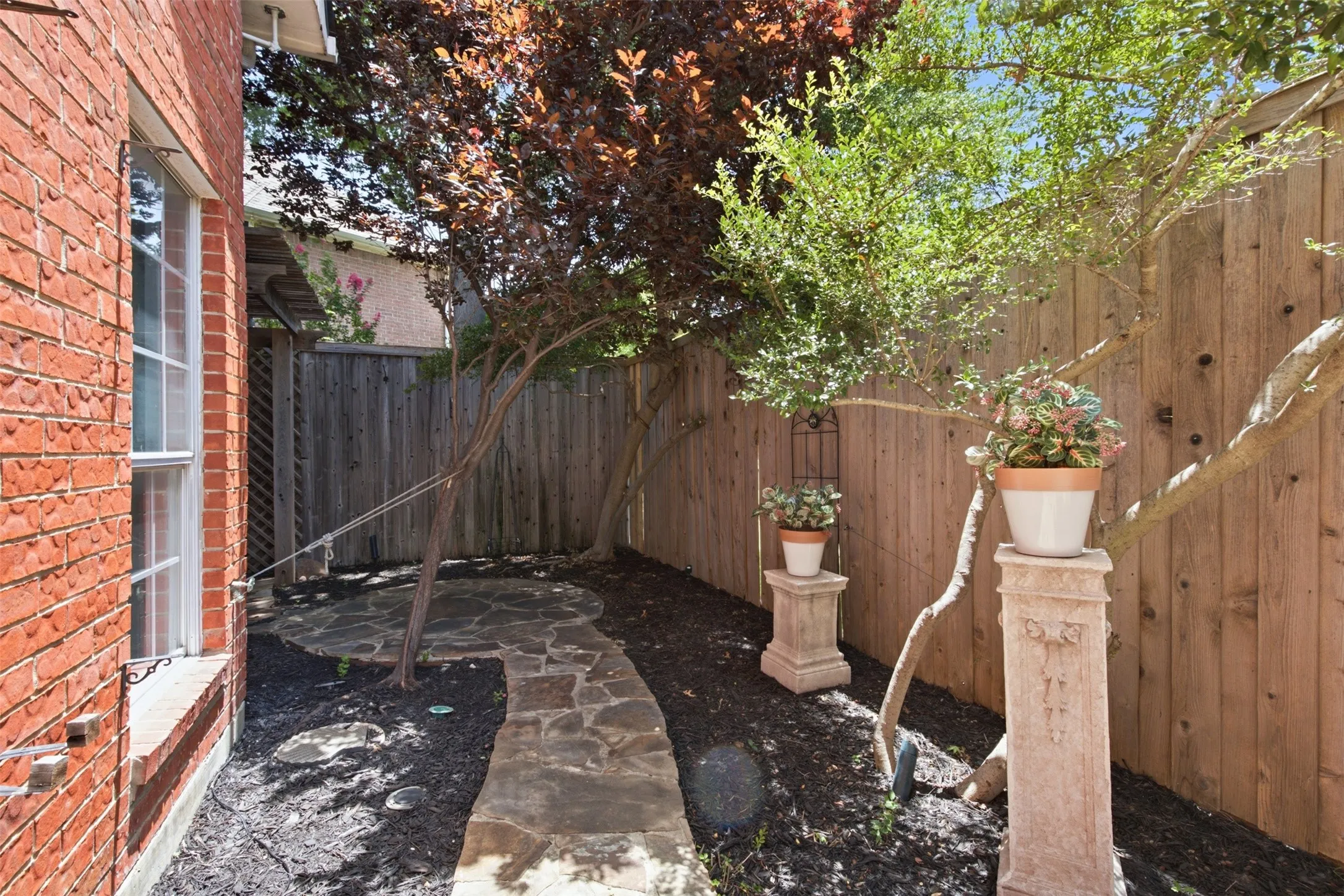 Single Family Residence For Sale in Dallas County , 14584 Blueberry Court, Addison, Texas 75001, 3 Bedroom, 3 Bathroom, 2 Garage spaces, 1,751 Sqft, built in 1994, mls#21317740, Real Estate Agent in Addison, Homes For Sale in Dallas county, Homes For Sale in Addison, Realtor in Addison Texas, Real Estate Brokerage Independent Realty Texas, Luminita Cordes Realtor