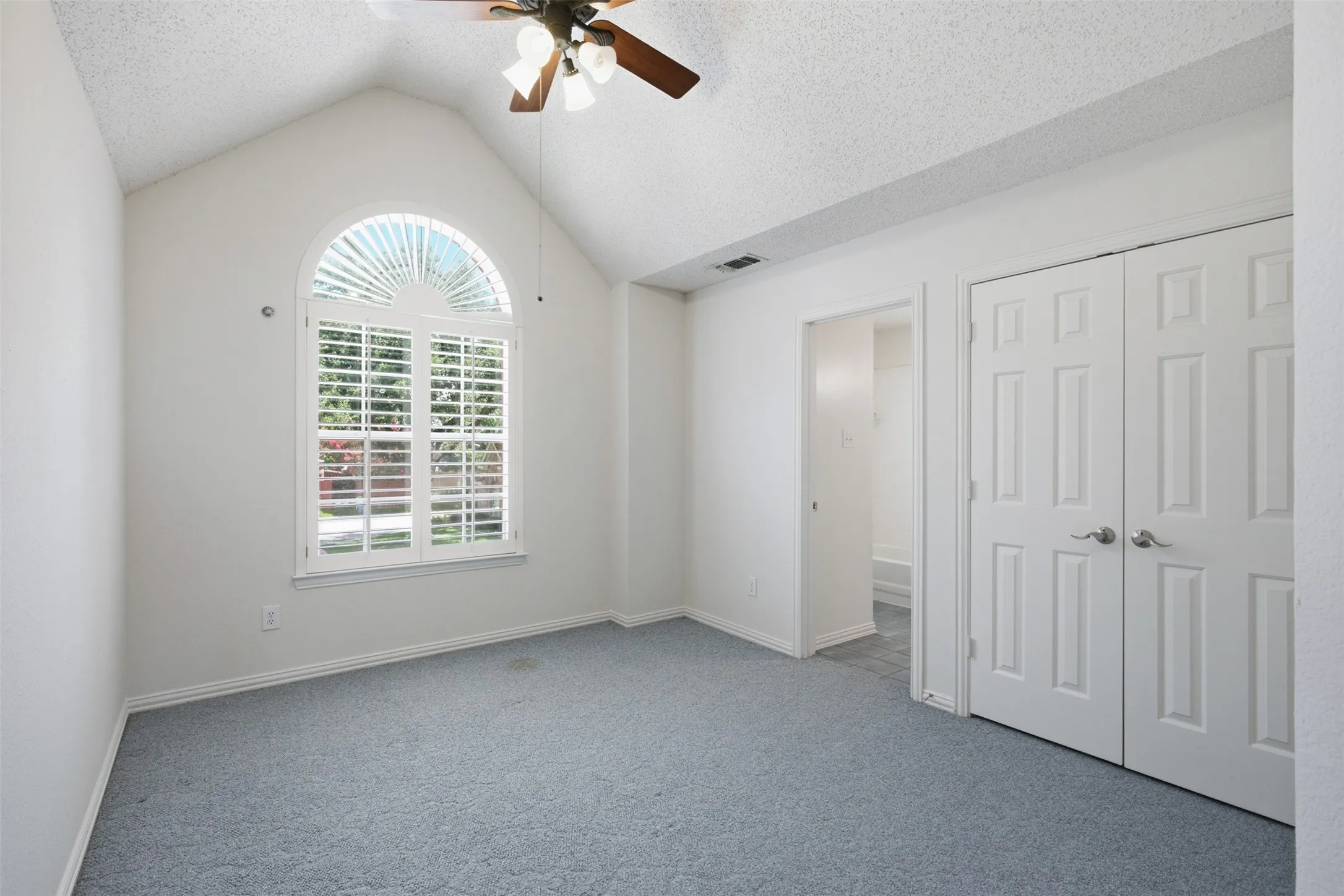 Single Family Residence For Sale in Dallas County , 14584 Blueberry Court, Addison, Texas 75001, 3 Bedroom, 3 Bathroom, 2 Garage spaces, 1,751 Sqft, built in 1994, mls#21317740, Real Estate Agent in Addison, Homes For Sale in Dallas county, Homes For Sale in Addison, Realtor in Addison Texas, Real Estate Brokerage Independent Realty Texas, Luminita Cordes Realtor