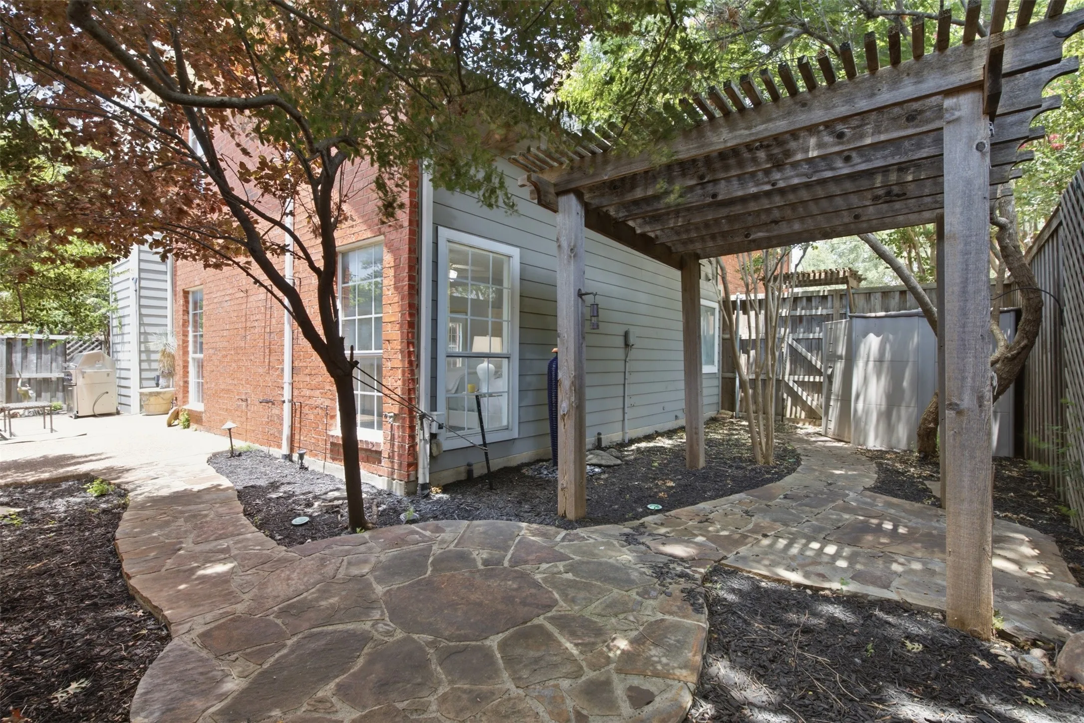 Single Family Residence For Sale in Dallas County , 14584 Blueberry Court, Addison, Texas 75001, 3 Bedroom, 3 Bathroom, 2 Garage spaces, 1,751 Sqft, built in 1994, mls#21317740, Real Estate Agent in Addison, Homes For Sale in Dallas county, Homes For Sale in Addison, Realtor in Addison Texas, Real Estate Brokerage Independent Realty Texas, Luminita Cordes Realtor