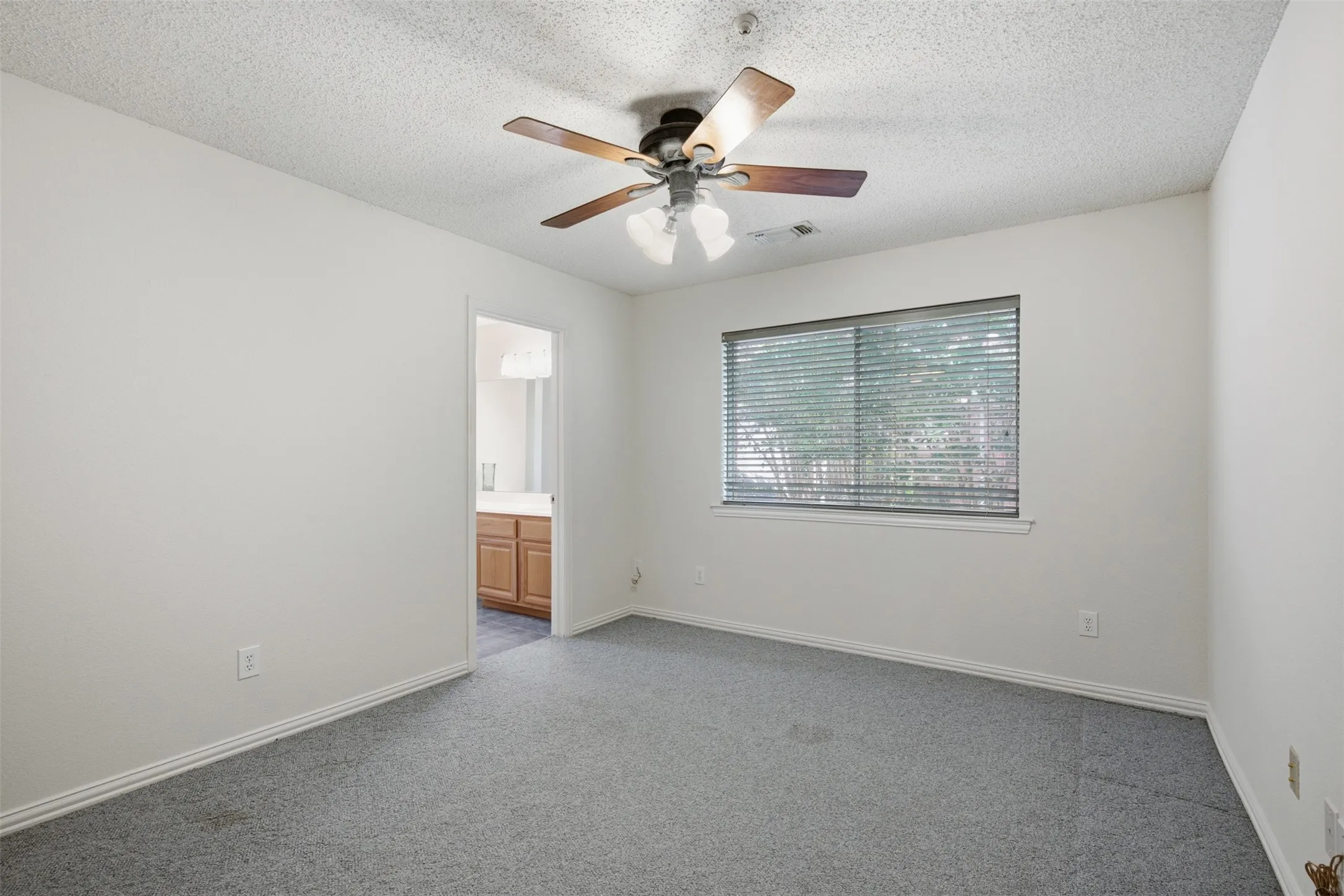 Single Family Residence For Sale in Dallas County , 14584 Blueberry Court, Addison, Texas 75001, 3 Bedroom, 3 Bathroom, 2 Garage spaces, 1,751 Sqft, built in 1994, mls#21317740, Real Estate Agent in Addison, Homes For Sale in Dallas county, Homes For Sale in Addison, Realtor in Addison Texas, Real Estate Brokerage Independent Realty Texas, Luminita Cordes Realtor