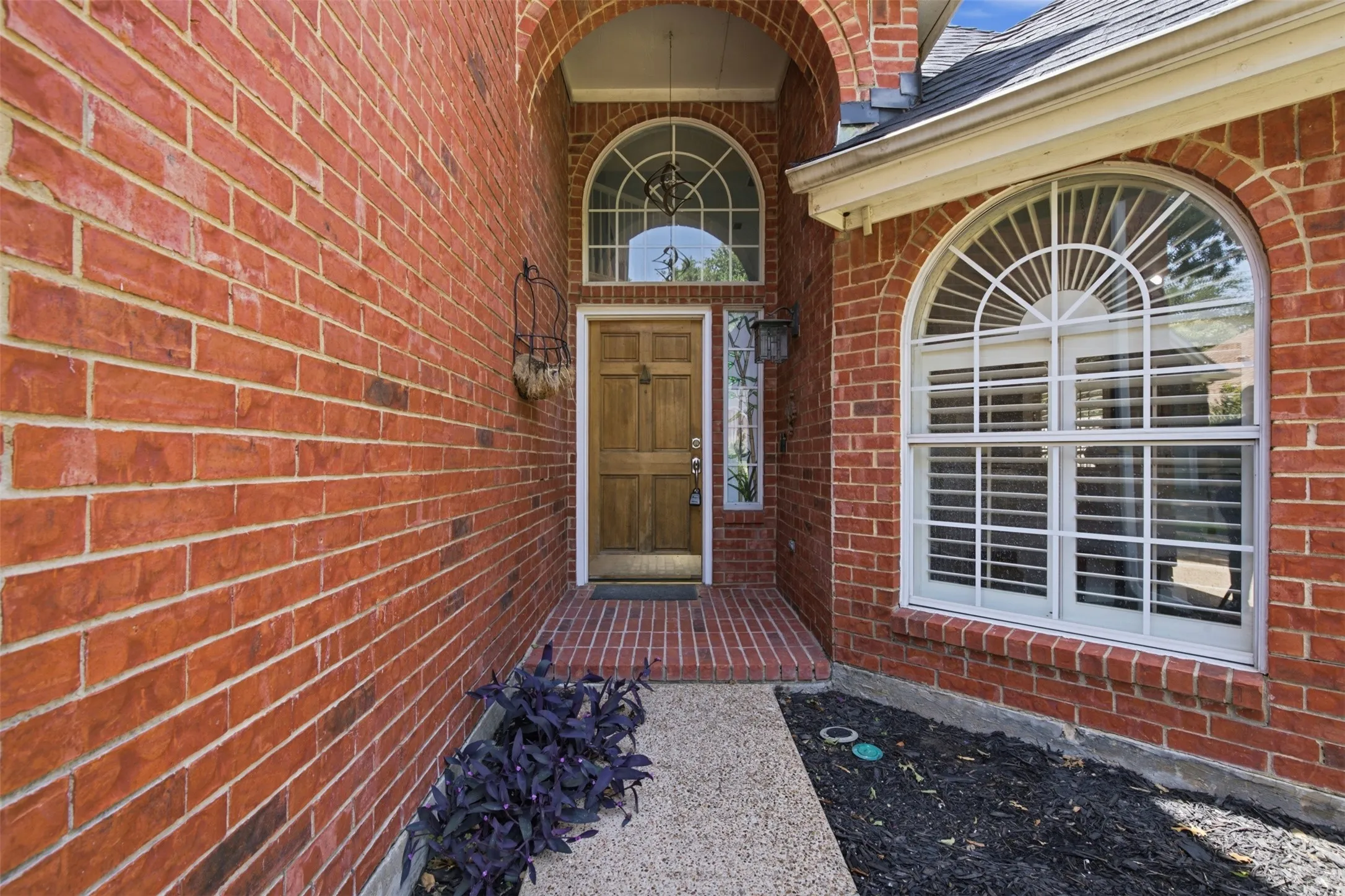 Single Family Residence For Sale in Dallas County , 14584 Blueberry Court, Addison, Texas 75001, 3 Bedroom, 3 Bathroom, 2 Garage spaces, 1,751 Sqft, built in 1994, mls#21317740, Real Estate Agent in Addison, Homes For Sale in Dallas county, Homes For Sale in Addison, Realtor in Addison Texas, Real Estate Brokerage Independent Realty Texas, Luminita Cordes Realtor
