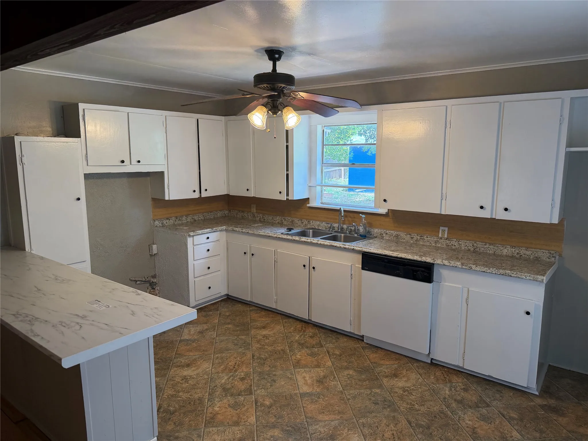 Single Family Residence For Sale in Gregg County , 305 E Pliler Precise Road, Longview, Texas 75605, 3 Bedroom, 2 Bathroom, Garage spaces, 1,296 Sqft, built in 1961, mls#21317761, Real Estate Agent in Longview, Homes For Sale in Gregg county, Homes For Sale in Longview, Realtor in Longview Texas, Real Estate Brokerage Independent Realty Texas, Luminita Cordes Realtor