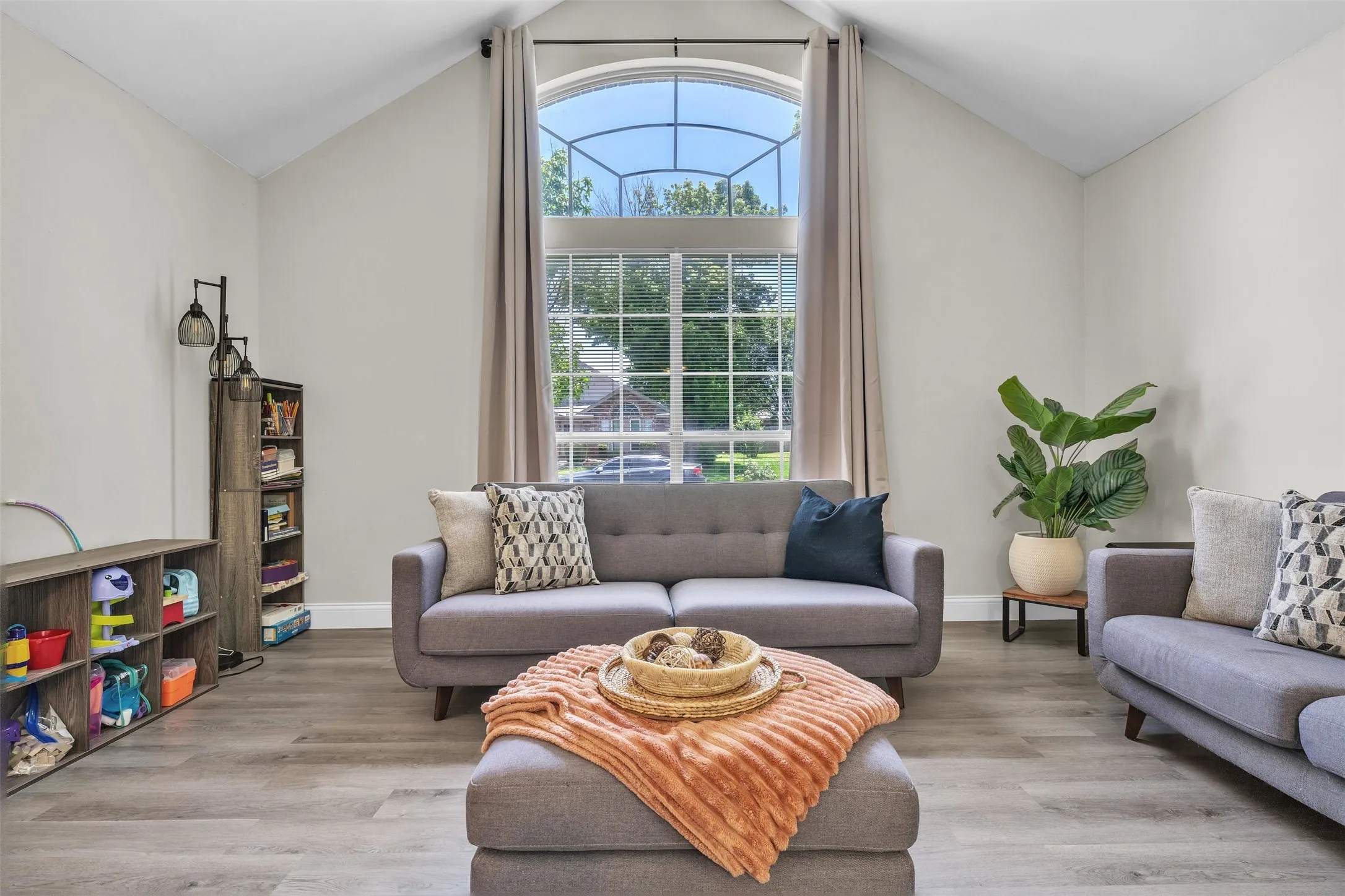 Single Family Residence For Sale in Tarrant County , 1409 Prentice Street, Arlington, Texas 76018, 3 Bedroom, 2 Bathroom, 2 Garage spaces, 1,719 Sqft, built in 1990, mls#21317734, Real Estate Agent in Arlington, Homes For Sale in Tarrant county, Homes For Sale in Arlington, Realtor in Arlington Texas, Real Estate Brokerage Independent Realty Texas, Luminita Cordes Realtor