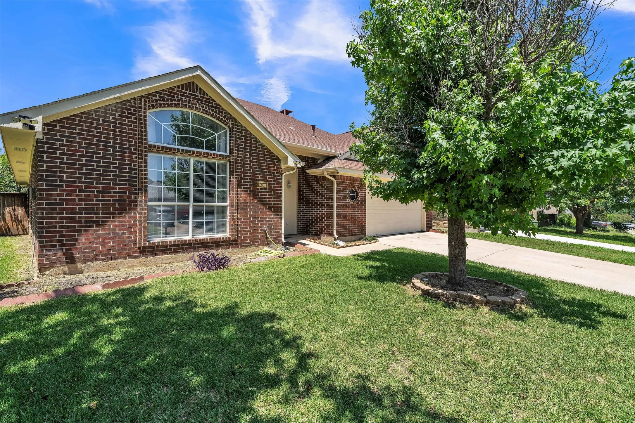 Single Family Residence For Sale in Tarrant County , 1409 Prentice Street, Arlington, Texas 76018, 3 Bedroom, 2 Bathroom, 2 Garage spaces, 1,719 Sqft, built in 1990, mls#21317734, Real Estate Agent in Arlington, Homes For Sale in Tarrant county, Homes For Sale in Arlington, Realtor in Arlington Texas, Real Estate Brokerage Independent Realty Texas, Luminita Cordes Realtor