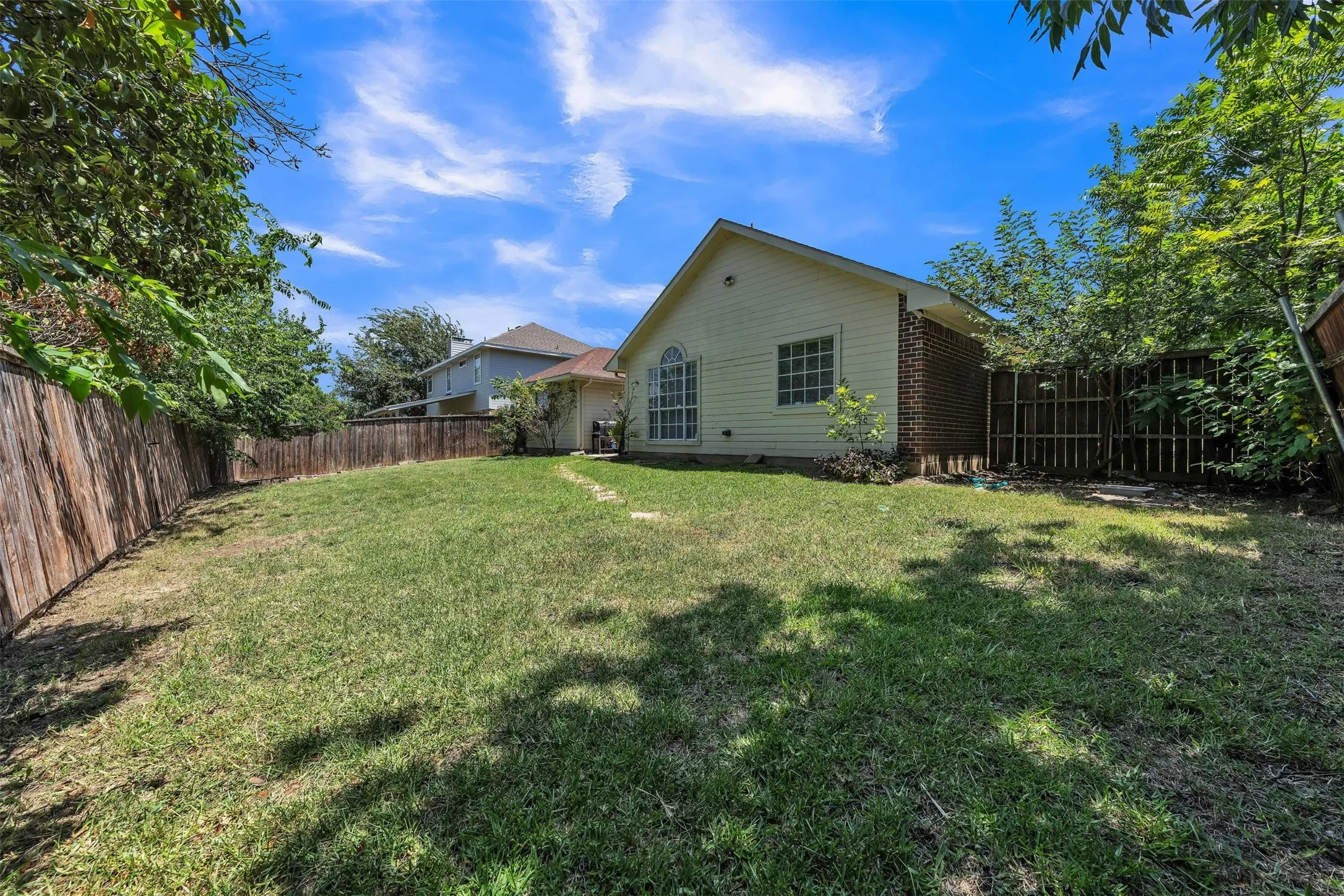 Single Family Residence For Sale in Tarrant County , 1409 Prentice Street, Arlington, Texas 76018, 3 Bedroom, 2 Bathroom, 2 Garage spaces, 1,719 Sqft, built in 1990, mls#21317734, Real Estate Agent in Arlington, Homes For Sale in Tarrant county, Homes For Sale in Arlington, Realtor in Arlington Texas, Real Estate Brokerage Independent Realty Texas, Luminita Cordes Realtor
