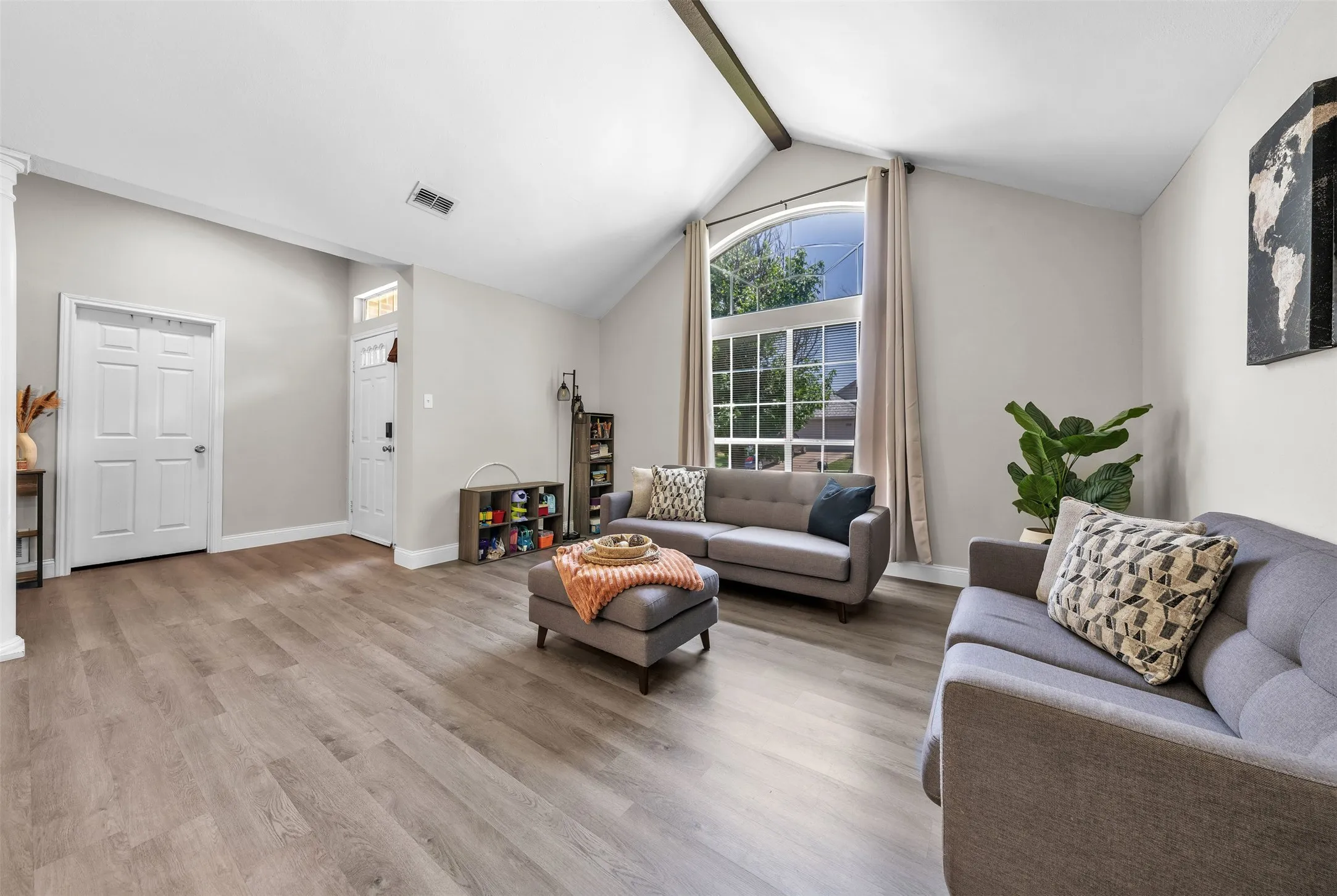 Single Family Residence For Sale in Tarrant County , 1409 Prentice Street, Arlington, Texas 76018, 3 Bedroom, 2 Bathroom, 2 Garage spaces, 1,719 Sqft, built in 1990, mls#21317734, Real Estate Agent in Arlington, Homes For Sale in Tarrant county, Homes For Sale in Arlington, Realtor in Arlington Texas, Real Estate Brokerage Independent Realty Texas, Luminita Cordes Realtor