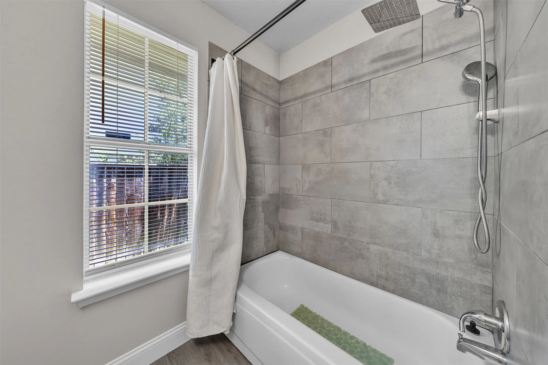 Single Family Residence For Sale in Tarrant County , 1409 Prentice Street, Arlington, Texas 76018, 3 Bedroom, 2 Bathroom, 2 Garage spaces, 1,719 Sqft, built in 1990, mls#21317734, Real Estate Agent in Arlington, Homes For Sale in Tarrant county, Homes For Sale in Arlington, Realtor in Arlington Texas, Real Estate Brokerage Independent Realty Texas, Luminita Cordes Realtor