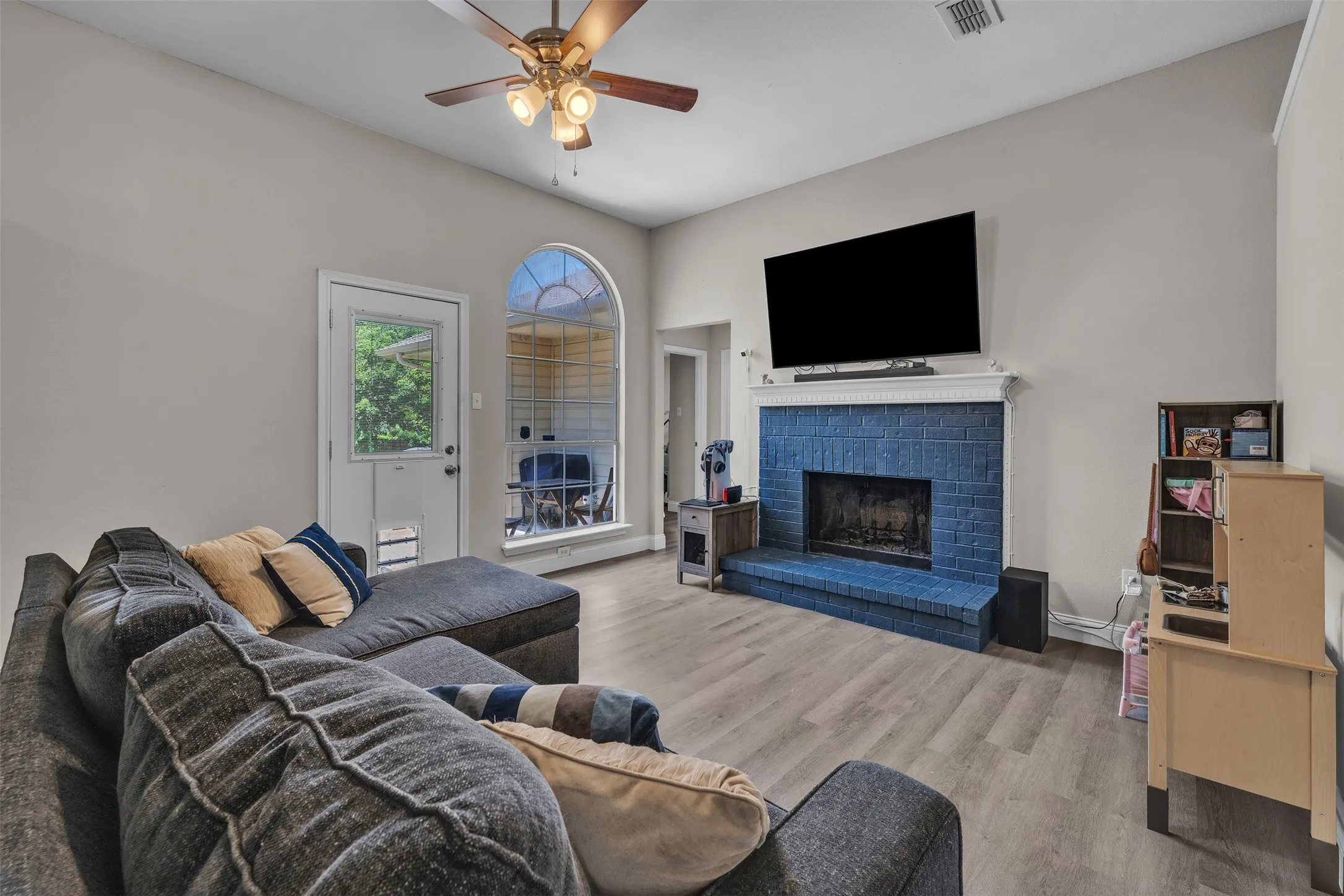 Single Family Residence For Sale in Tarrant County , 1409 Prentice Street, Arlington, Texas 76018, 3 Bedroom, 2 Bathroom, 2 Garage spaces, 1,719 Sqft, built in 1990, mls#21317734, Real Estate Agent in Arlington, Homes For Sale in Tarrant county, Homes For Sale in Arlington, Realtor in Arlington Texas, Real Estate Brokerage Independent Realty Texas, Luminita Cordes Realtor