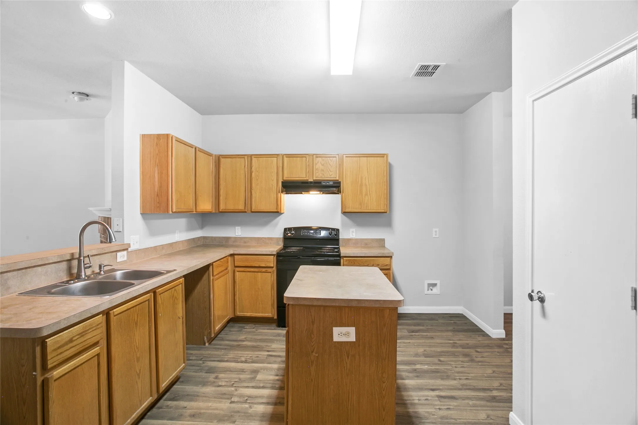 Single Family Residence For Sale in Dallas County , 1769 Ironworks Drive, Dallas, Texas 75253, 4 Bedroom, 3 Bathroom, 2 Garage spaces, 2,076 Sqft, built in 2006, mls#21286821, Real Estate Agent in Dallas, Homes For Sale in Dallas county, Homes For Sale in Dallas, Realtor in Dallas Texas, Real Estate Brokerage Independent Realty Texas, Luminita Cordes Realtor