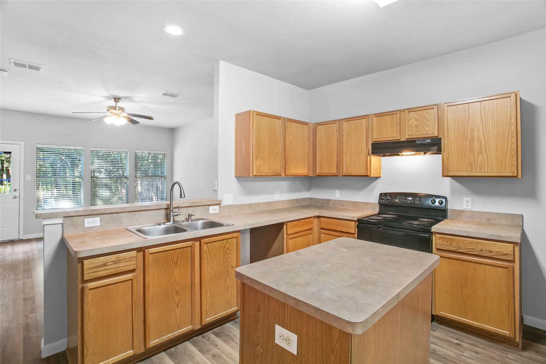 Single Family Residence For Sale in Dallas County , 1769 Ironworks Drive, Dallas, Texas 75253, 4 Bedroom, 3 Bathroom, 2 Garage spaces, 2,076 Sqft, built in 2006, mls#21286821, Real Estate Agent in Dallas, Homes For Sale in Dallas county, Homes For Sale in Dallas, Realtor in Dallas Texas, Real Estate Brokerage Independent Realty Texas, Luminita Cordes Realtor
