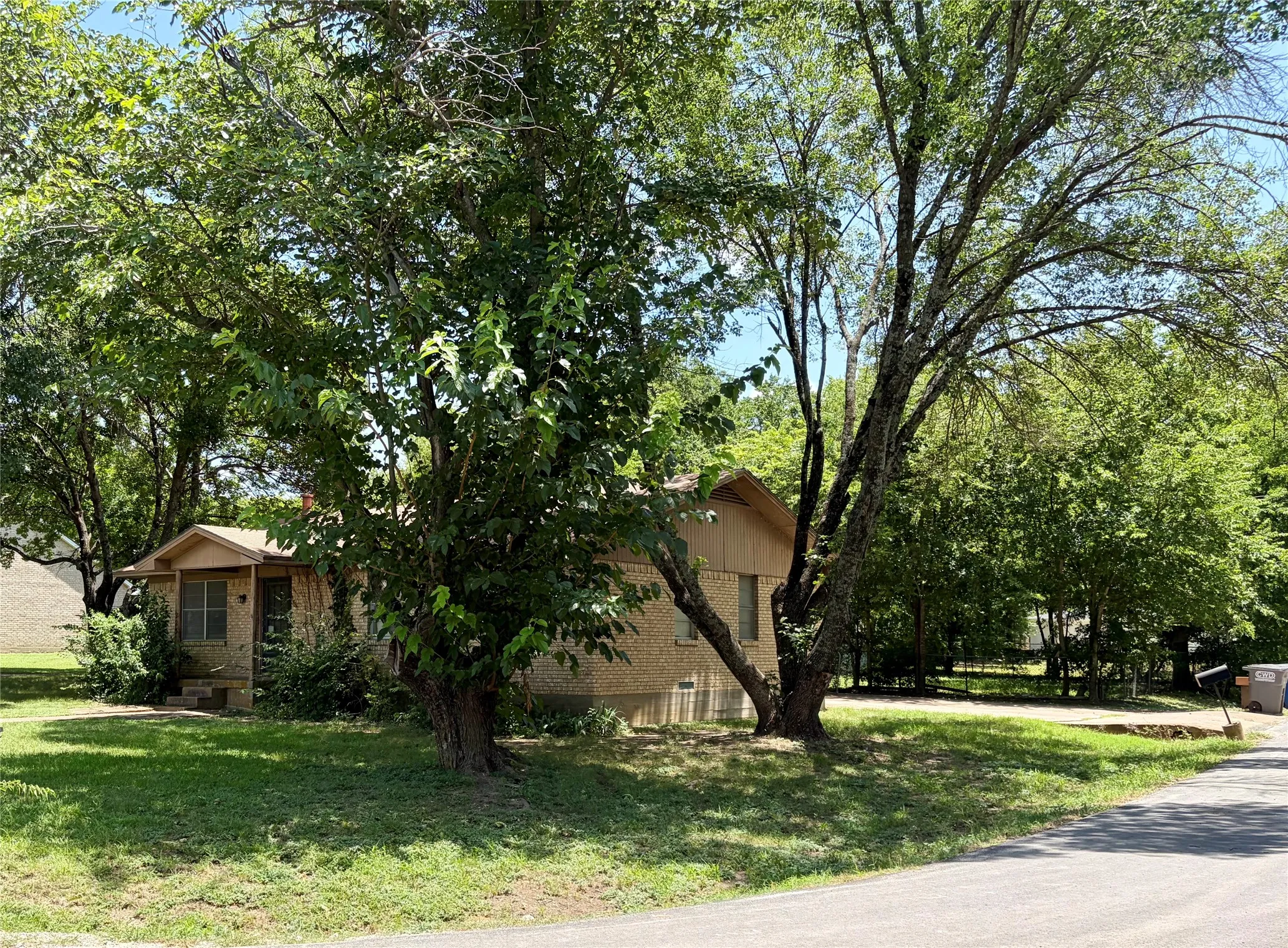 Single Family Residence For Sale in Ellis County , 223 Sperry Lane, Red Oak, Texas 75154, 3 Bedrooms, 2 Bathrooms, 1 Garage spaces, 1,300 Sqft, built in 1972, Price $169,900, mls#21317771, Real Estate Agent in Red Oak, Homes For Sale in Ellis county, Homes For Sale in Red Oak, Realtor in Red Oak Texas, Real Estate Brokerage Independent Realty Texas, Luminita Cordes Realtor