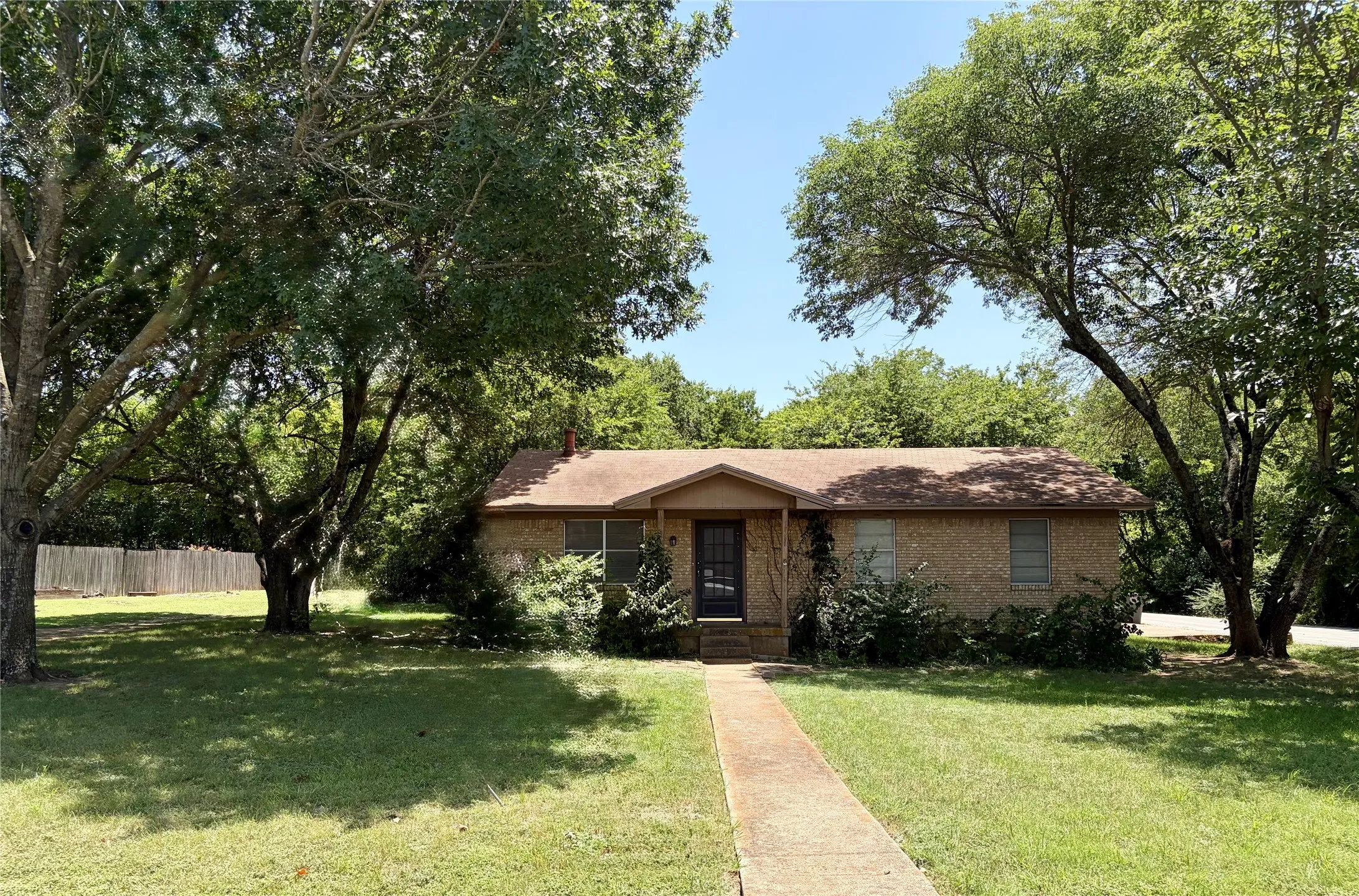 Single Family Residence For Sale in Ellis County , 223 Sperry Lane, Red Oak, Texas 75154, 3 Bedrooms, 2 Bathrooms, 1 Garage spaces, 1,300 Sqft, built in 1972, Price $169,900, mls#21317771, Real Estate Agent in Red Oak, Homes For Sale in Ellis county, Homes For Sale in Red Oak, Realtor in Red Oak Texas, Real Estate Brokerage Independent Realty Texas, Luminita Cordes Realtor