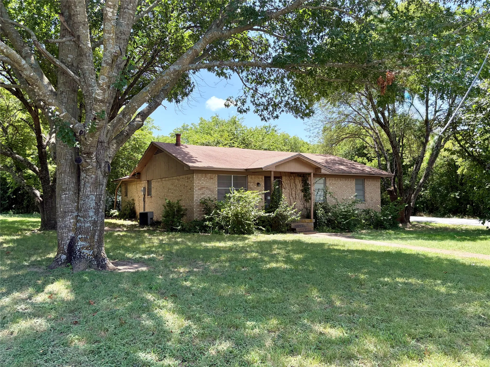 Single Family Residence For Sale in Ellis County , 223 Sperry Lane, Red Oak, Texas 75154, 3 Bedrooms, 2 Bathrooms, 1 Garage spaces, 1,300 Sqft, built in 1972, Price $169,900, mls#21317771, Real Estate Agent in Red Oak, Homes For Sale in Ellis county, Homes For Sale in Red Oak, Realtor in Red Oak Texas, Real Estate Brokerage Independent Realty Texas, Luminita Cordes Realtor