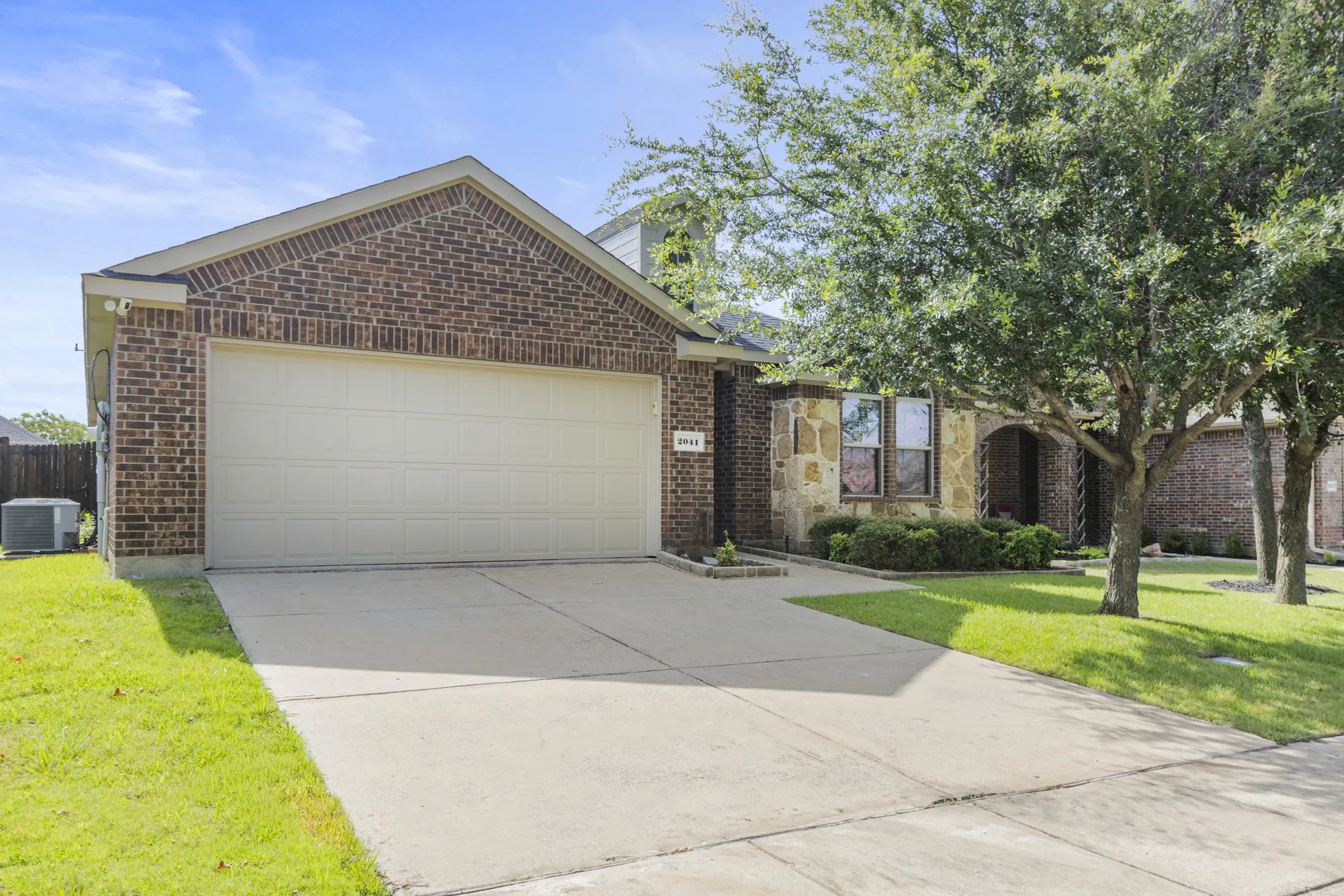 Single Family Residence For Sale in Collin County , 2041 Shady Glen Trail, Princeton, Texas 75407, 3 Bedroom, 2 Bathroom, 2 Garage spaces, 1,676 Sqft, built in 2012, mls#21316770, Real Estate Agent in Princeton, Homes For Sale in Collin county, Homes For Sale in Princeton, Realtor in Princeton Texas, Real Estate Brokerage Independent Realty Texas, Luminita Cordes Realtor