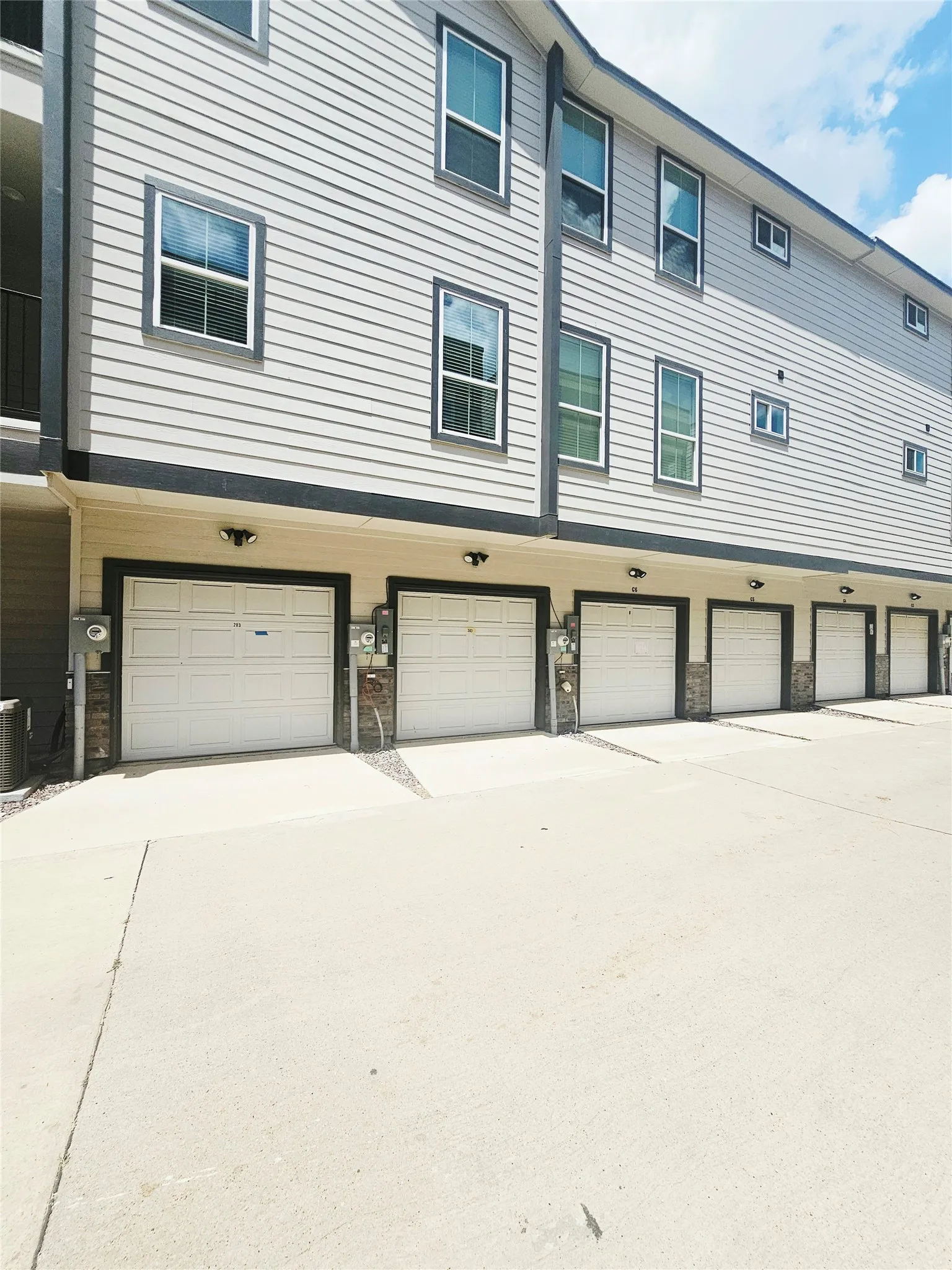 Condominium For Rent in Denton County , 206 S Village Way 203, Lewisville, Texas 75057, 2 Bedroom, 2 Bathroom, 1 Garage spaces, 1,029 Sqft, built in 2023, mls#21316741, Real Estate Agent in Lewisville, Homes For Rent in Denton county, Homes For Rent in Lewisville, Realtor in Lewisville Texas, Real Estate Brokerage Independent Realty Texas, Luminita Cordes Realtor