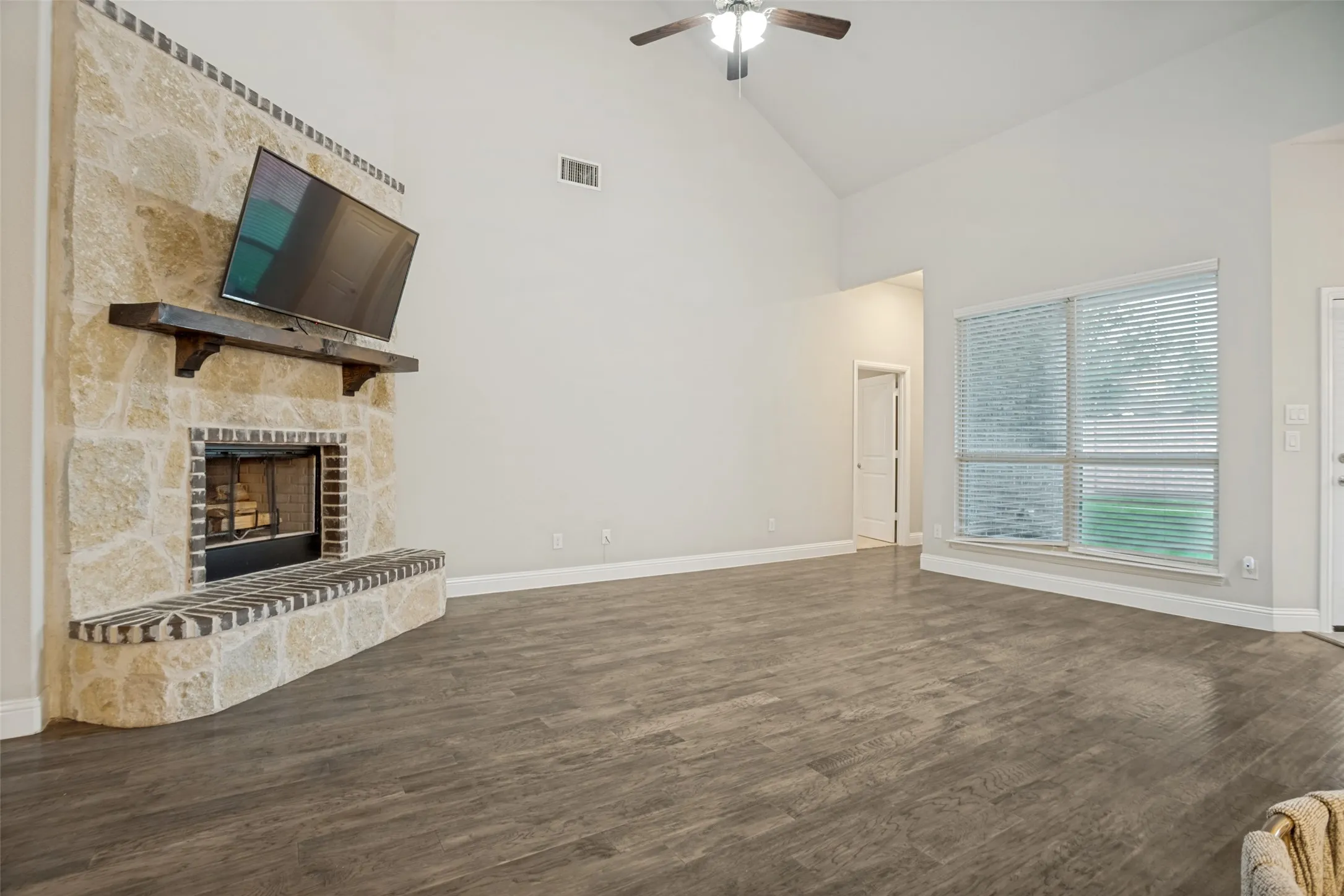 Single Family Residence For Rent in Collin County , 3406 Herron Drive, Melissa, Texas 75454, 4 Bedroom, 2 Bathroom, 2 Garage spaces, 2,203 Sqft, built in 2018, mls#21315994, Real Estate Agent in Melissa, Homes For Rent in Collin county, Homes For Rent in Melissa, Realtor in Melissa Texas, Real Estate Brokerage Independent Realty Texas, Luminita Cordes Realtor