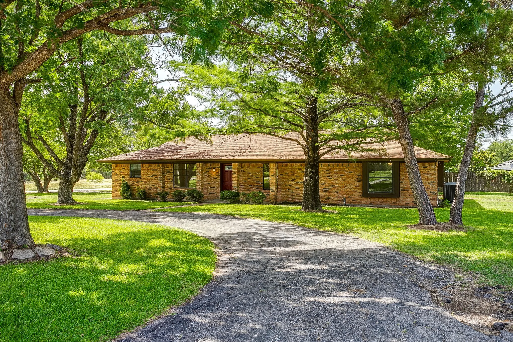 Single Family Residence For Sale in Somervell County , 1009 Abbie Lane, Glen Rose, Texas 76043, 3 Bedrooms, 2 Bathrooms, 2 Garage spaces, 2,316 Sqft, built in 1977, Price $370,000, mls#21317645, Real Estate Agent in Glen Rose, Homes For Sale in Somervell county, Homes For Sale in Glen Rose, Realtor in Glen Rose Texas, Real Estate Brokerage Independent Realty Texas, Luminita Cordes Realtor