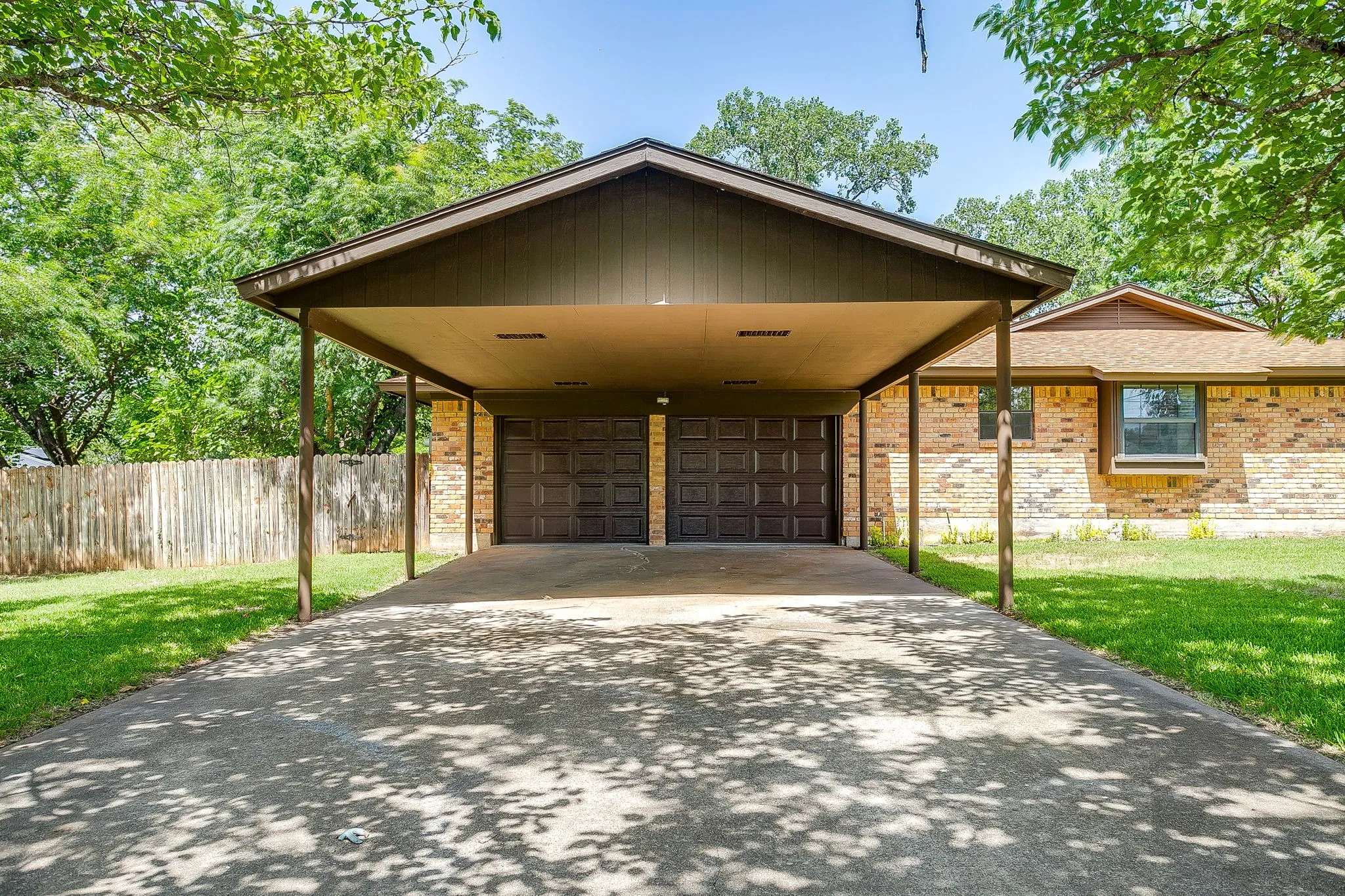 Single Family Residence For Sale in Somervell County , 1009 Abbie Lane, Glen Rose, Texas 76043, 3 Bedrooms, 2 Bathrooms, 2 Garage spaces, 2,316 Sqft, built in 1977, Price $370,000, mls#21317645, Real Estate Agent in Glen Rose, Homes For Sale in Somervell county, Homes For Sale in Glen Rose, Realtor in Glen Rose Texas, Real Estate Brokerage Independent Realty Texas, Luminita Cordes Realtor