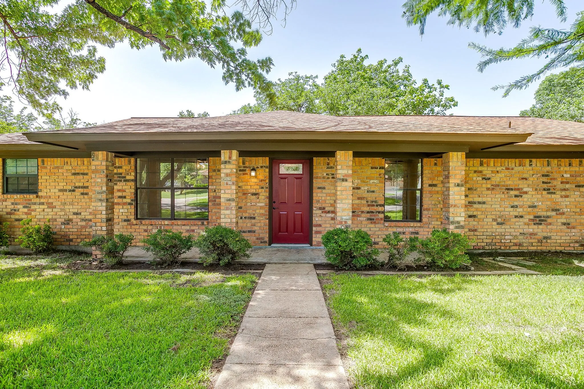 Single Family Residence For Sale in Somervell County , 1009 Abbie Lane, Glen Rose, Texas 76043, 3 Bedrooms, 2 Bathrooms, 2 Garage spaces, 2,316 Sqft, built in 1977, Price $370,000, mls#21317645, Real Estate Agent in Glen Rose, Homes For Sale in Somervell county, Homes For Sale in Glen Rose, Realtor in Glen Rose Texas, Real Estate Brokerage Independent Realty Texas, Luminita Cordes Realtor