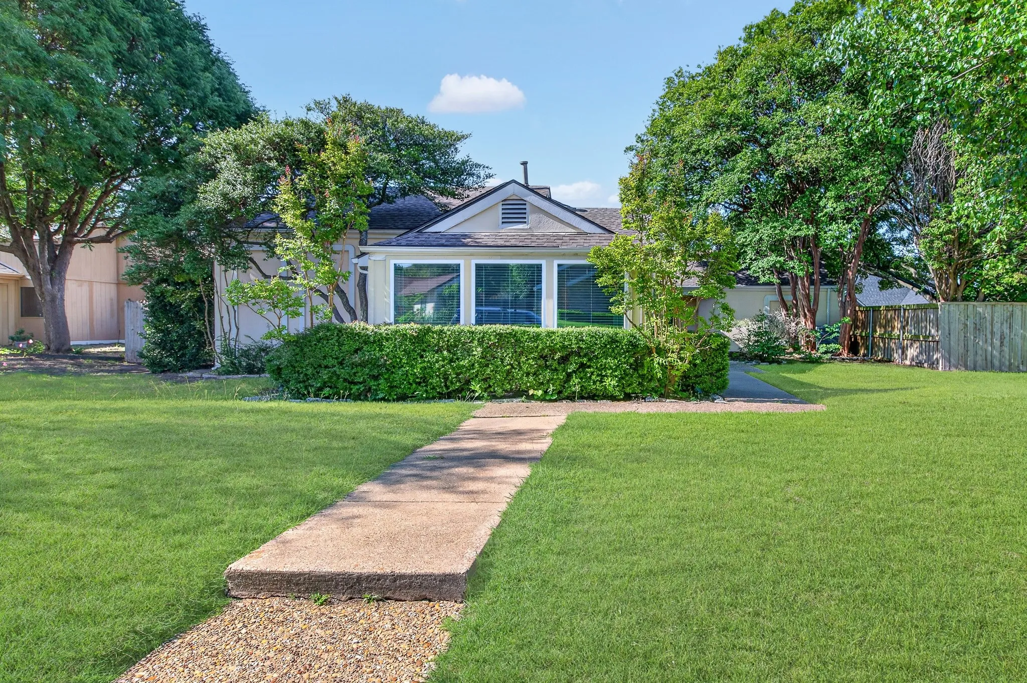 Single Family Residence For Rent in Collin County , 5806 Smoke Glass Trail, Dallas, Texas 75252, 2 Bedroom, 2 Bathroom, 2 Garage spaces, 1,751 Sqft, built in 1981, Price $2,850, mls#21308859, Real Estate Agent in Dallas, Homes For Rent in Collin county, Homes For Rent in Dallas, Realtor in Dallas Texas, Real Estate Brokerage Independent Realty Texas, Luminita Cordes Realtor