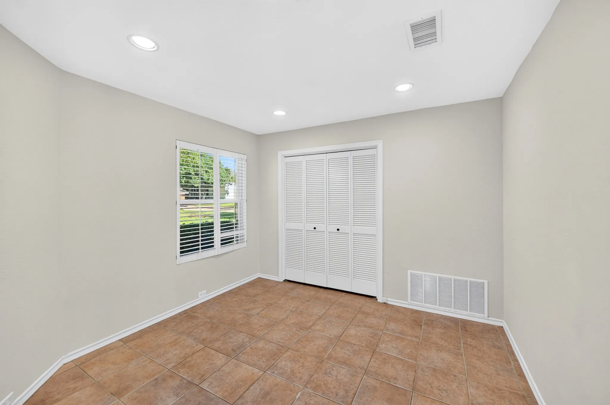 Single Family Residence For Rent in Collin County , 5806 Smoke Glass Trail, Dallas, Texas 75252, 2 Bedroom, 2 Bathroom, 2 Garage spaces, 1,751 Sqft, built in 1981, Price $2,850, mls#21308859, Real Estate Agent in Dallas, Homes For Rent in Collin county, Homes For Rent in Dallas, Realtor in Dallas Texas, Real Estate Brokerage Independent Realty Texas, Luminita Cordes Realtor